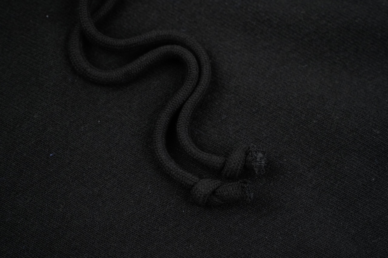 💰340 主推优势好价
Denim tears 25Fw 棉花发泡印花连帽外套
原版粗斜纹厚卫衣面料，采用定织定染工艺，确保面料克重、纹理与原版一致，手感厚实挺括，兼具保暖性与耐久性，选用YKK高端拉链，拉动丝滑流畅，经严格质量控制，确保长期使用不卡顿、不损坏，提升服装整体品质感，印花工艺采用立体发泡技术，完美还原原版印花的面料纹路感，图案呈现浮雕效果，触感柔软且耐磨耐洗，长期穿着不易开裂，定制主唛、洗水唛及可扫码防伪码（扫码直达官网验证），宽松廓形设计，适配多种身材，男女同款，可通过叠穿适应不同季节
Size：S-XL