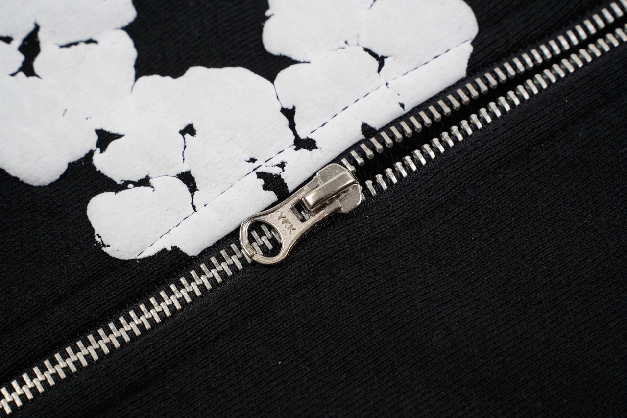 💰340 主推优势好价
Denim tears 25Fw 棉花发泡印花连帽外套
原版粗斜纹厚卫衣面料，采用定织定染工艺，确保面料克重、纹理与原版一致，手感厚实挺括，兼具保暖性与耐久性，选用YKK高端拉链，拉动丝滑流畅，经严格质量控制，确保长期使用不卡顿、不损坏，提升服装整体品质感，印花工艺采用立体发泡技术，完美还原原版印花的面料纹路感，图案呈现浮雕效果，触感柔软且耐磨耐洗，长期穿着不易开裂，定制主唛、洗水唛及可扫码防伪码（扫码直达官网验证），宽松廓形设计，适配多种身材，男女同款，可通过叠穿适应不同季节
Size：S-XL