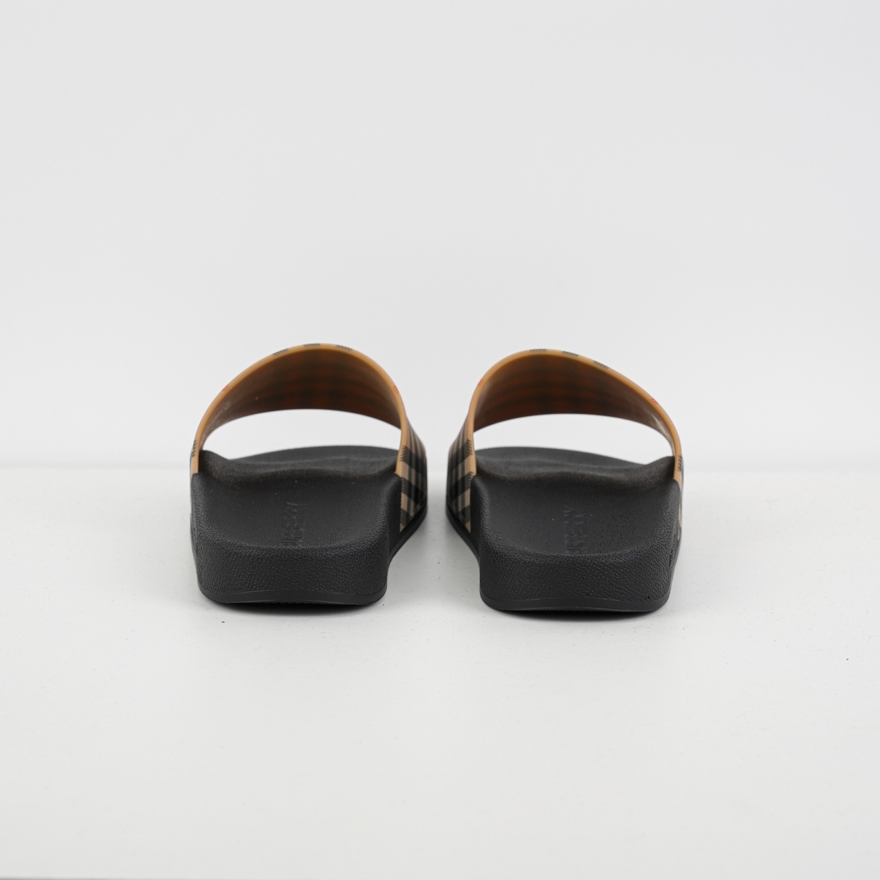 M8版本 BBR拖鞋 整体的设计依然是沿用bbr经典格纹-Chinese UA Cheap High Quatity Brand Clothes Bags handbags Sneakers wholesale wholesaler seller from China Factory suppliers Fashion Clothing Shoes best Quality Beautiful Price M8版本 BBR拖鞋 整体的设计依然是沿用bbr经典格纹