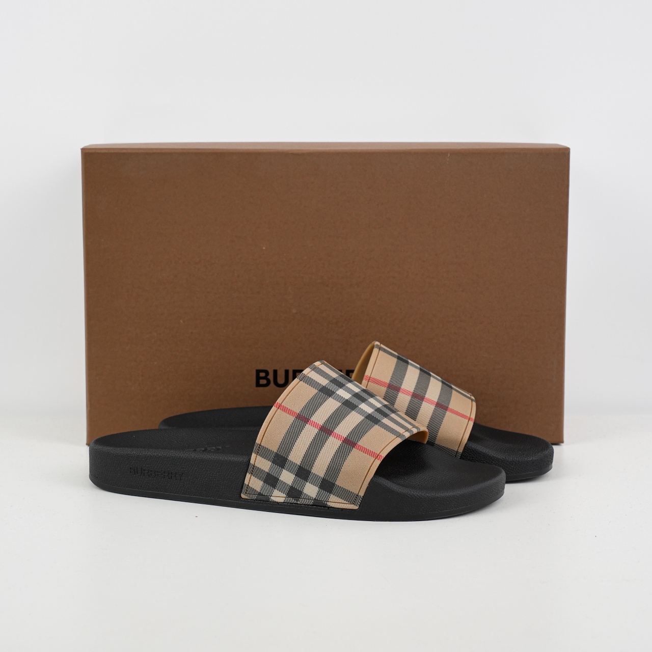 M8版本 BBR拖鞋 整体的设计依然是沿用bbr经典格纹-Chinese UA Cheap High Quatity Brand Clothes Bags handbags Sneakers wholesale wholesaler seller from China Factory suppliers Fashion Clothing Shoes best Quality Beautiful Price M8版本 BBR拖鞋 整体的设计依然是沿用bbr经典格纹