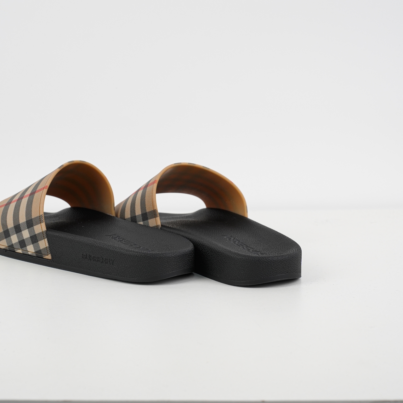 M8版本 BBR拖鞋 整体的设计依然是沿用bbr经典格纹-Chinese UA Cheap High Quatity Brand Clothes Bags handbags Sneakers wholesale wholesaler seller from China Factory suppliers Fashion Clothing Shoes best Quality Beautiful Price M8版本 BBR拖鞋 整体的设计依然是沿用bbr经典格纹