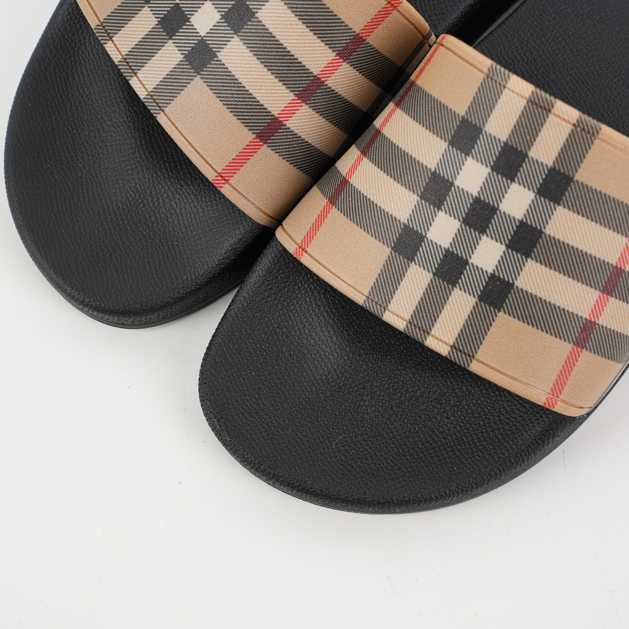 M8版本 BBR拖鞋 整体的设计依然是沿用bbr经典格纹-Chinese UA Cheap High Quatity Brand Clothes Bags handbags Sneakers wholesale wholesaler seller from China Factory suppliers Fashion Clothing Shoes best Quality Beautiful Price M8版本 BBR拖鞋 整体的设计依然是沿用bbr经典格纹