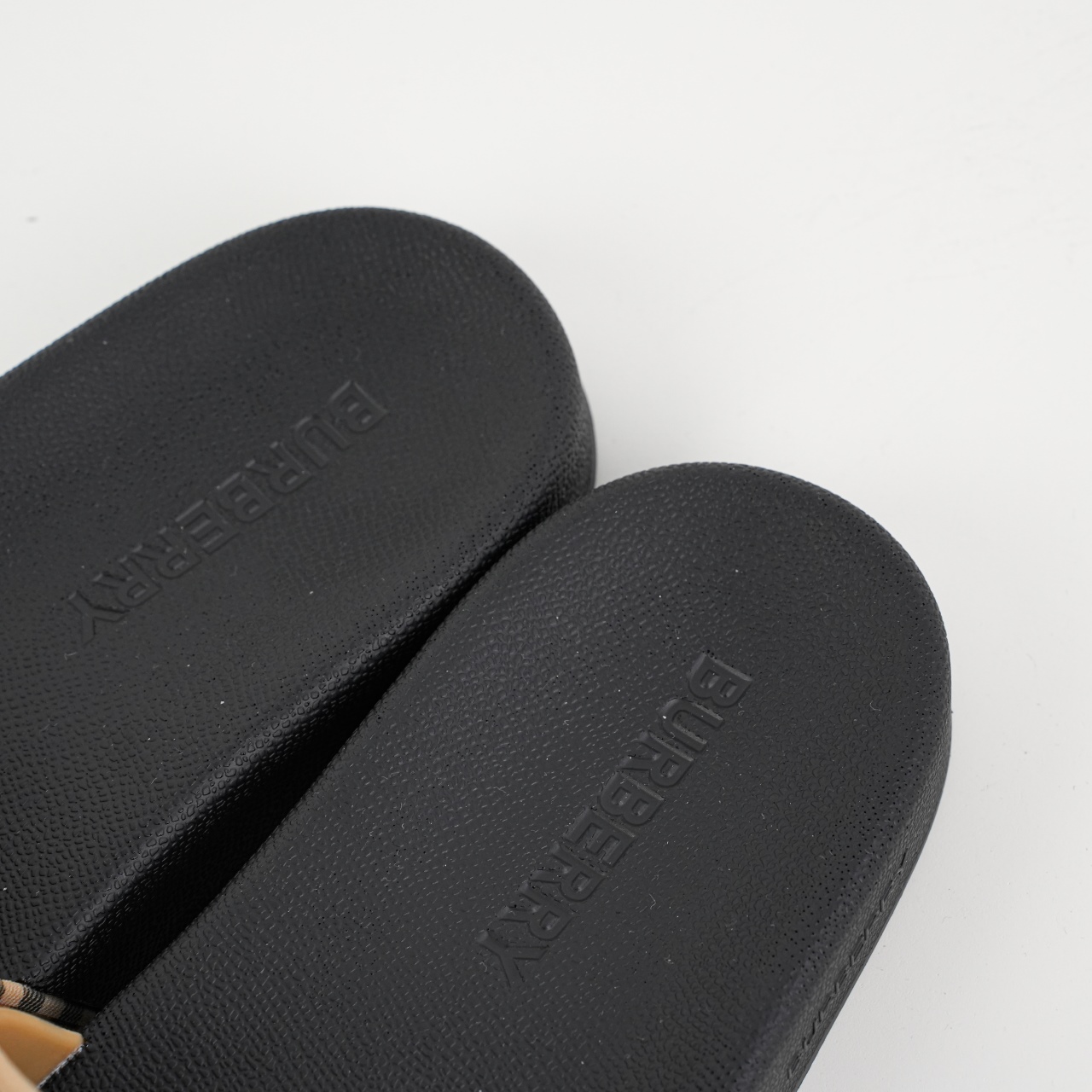 M8版本 BBR拖鞋 整体的设计依然是沿用bbr经典格纹-Chinese UA Cheap High Quatity Brand Clothes Bags handbags Sneakers wholesale wholesaler seller from China Factory suppliers Fashion Clothing Shoes best Quality Beautiful Price M8版本 BBR拖鞋 整体的设计依然是沿用bbr经典格纹