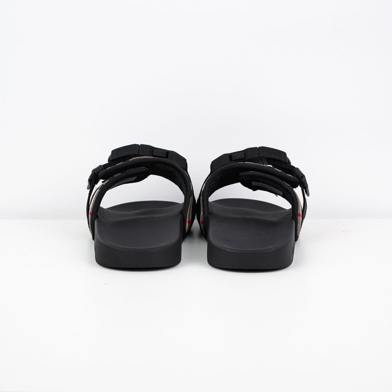 M8版本 今年颜值最高的一款拖鞋 整体的设计大胆设计 从颜值上来说这是一款非常潮流的拖鞋 材料使用经典BBR花纹图案经典配双扣设计yb拖鞋-Chinese UA Cheap High Quatity Brand Clothes Bags handbags Sneakers wholesale wholesaler seller from China Factory suppliers Fashion Clothing Shoes best Quality Beautiful Price M8版本 今年颜值最高的一款拖鞋 整体的设计大胆设计 从颜值上来说这是一款非常潮流的拖鞋 材料使用经典BBR花纹图案经典配双扣设计yb拖鞋