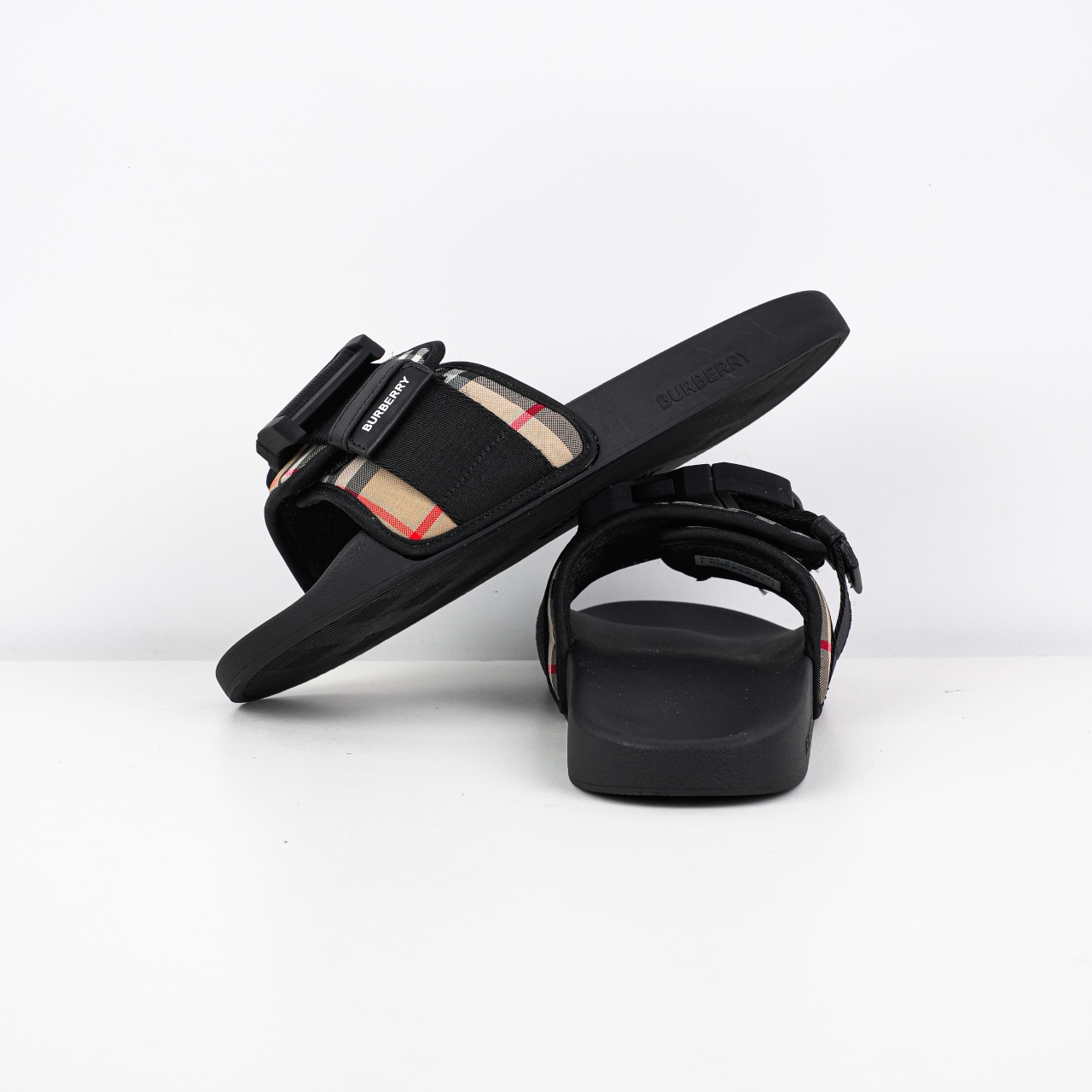 M8版本 今年颜值最高的一款拖鞋 整体的设计大胆设计 从颜值上来说这是一款非常潮流的拖鞋 材料使用经典BBR花纹图案经典配双扣设计yb拖鞋-Chinese UA Cheap High Quatity Brand Clothes Bags handbags Sneakers wholesale wholesaler seller from China Factory suppliers Fashion Clothing Shoes best Quality Beautiful Price M8版本 今年颜值最高的一款拖鞋 整体的设计大胆设计 从颜值上来说这是一款非常潮流的拖鞋 材料使用经典BBR花纹图案经典配双扣设计yb拖鞋