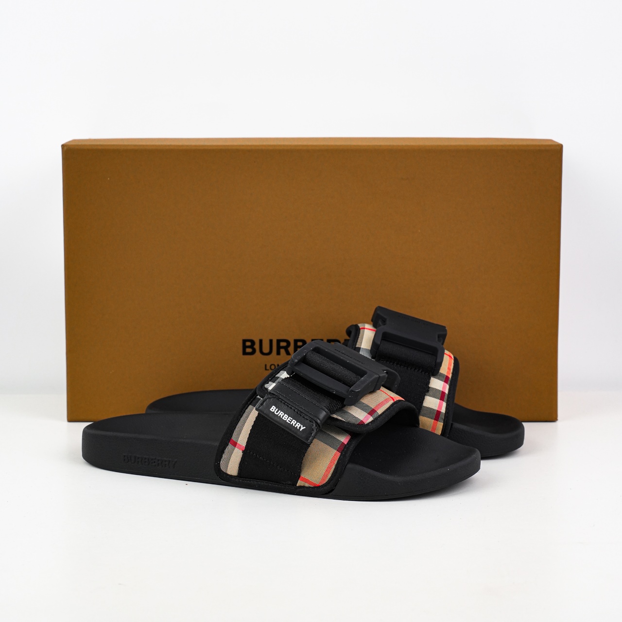 M8版本 今年颜值最高的一款拖鞋 整体的设计大胆设计 从颜值上来说这是一款非常潮流的拖鞋 材料使用经典BBR花纹图案经典配双扣设计yb拖鞋-Chinese UA Cheap High Quatity Brand Clothes Bags handbags Sneakers wholesale wholesaler seller from China Factory suppliers Fashion Clothing Shoes best Quality Beautiful Price M8版本 今年颜值最高的一款拖鞋 整体的设计大胆设计 从颜值上来说这是一款非常潮流的拖鞋 材料使用经典BBR花纹图案经典配双扣设计yb拖鞋