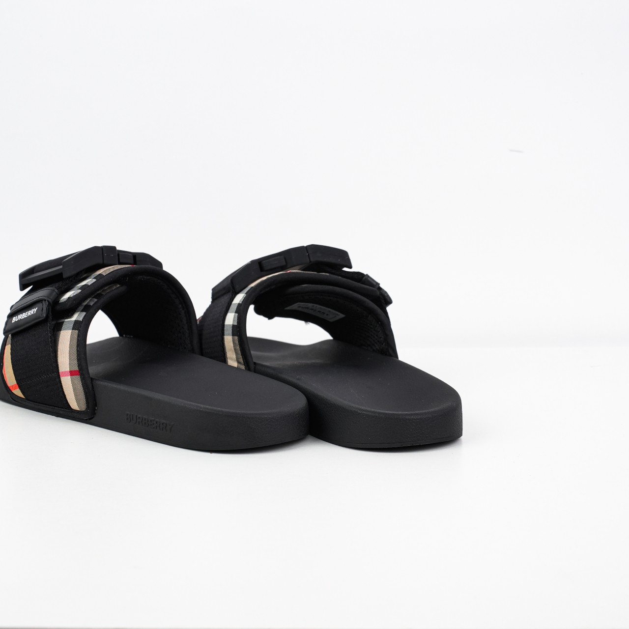 M8版本 今年颜值最高的一款拖鞋 整体的设计大胆设计 从颜值上来说这是一款非常潮流的拖鞋 材料使用经典BBR花纹图案经典配双扣设计yb拖鞋-Chinese UA Cheap High Quatity Brand Clothes Bags handbags Sneakers wholesale wholesaler seller from China Factory suppliers Fashion Clothing Shoes best Quality Beautiful Price M8版本 今年颜值最高的一款拖鞋 整体的设计大胆设计 从颜值上来说这是一款非常潮流的拖鞋 材料使用经典BBR花纹图案经典配双扣设计yb拖鞋