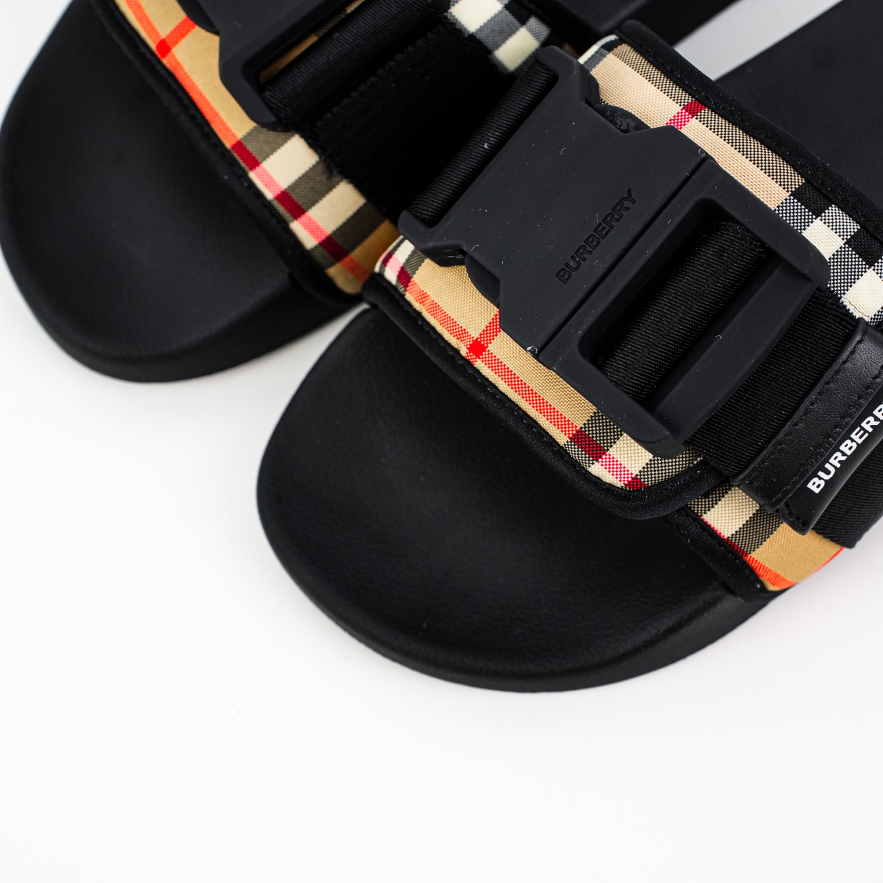 M8版本 今年颜值最高的一款拖鞋 整体的设计大胆设计 从颜值上来说这是一款非常潮流的拖鞋 材料使用经典BBR花纹图案经典配双扣设计yb拖鞋-Chinese UA Cheap High Quatity Brand Clothes Bags handbags Sneakers wholesale wholesaler seller from China Factory suppliers Fashion Clothing Shoes best Quality Beautiful Price M8版本 今年颜值最高的一款拖鞋 整体的设计大胆设计 从颜值上来说这是一款非常潮流的拖鞋 材料使用经典BBR花纹图案经典配双扣设计yb拖鞋