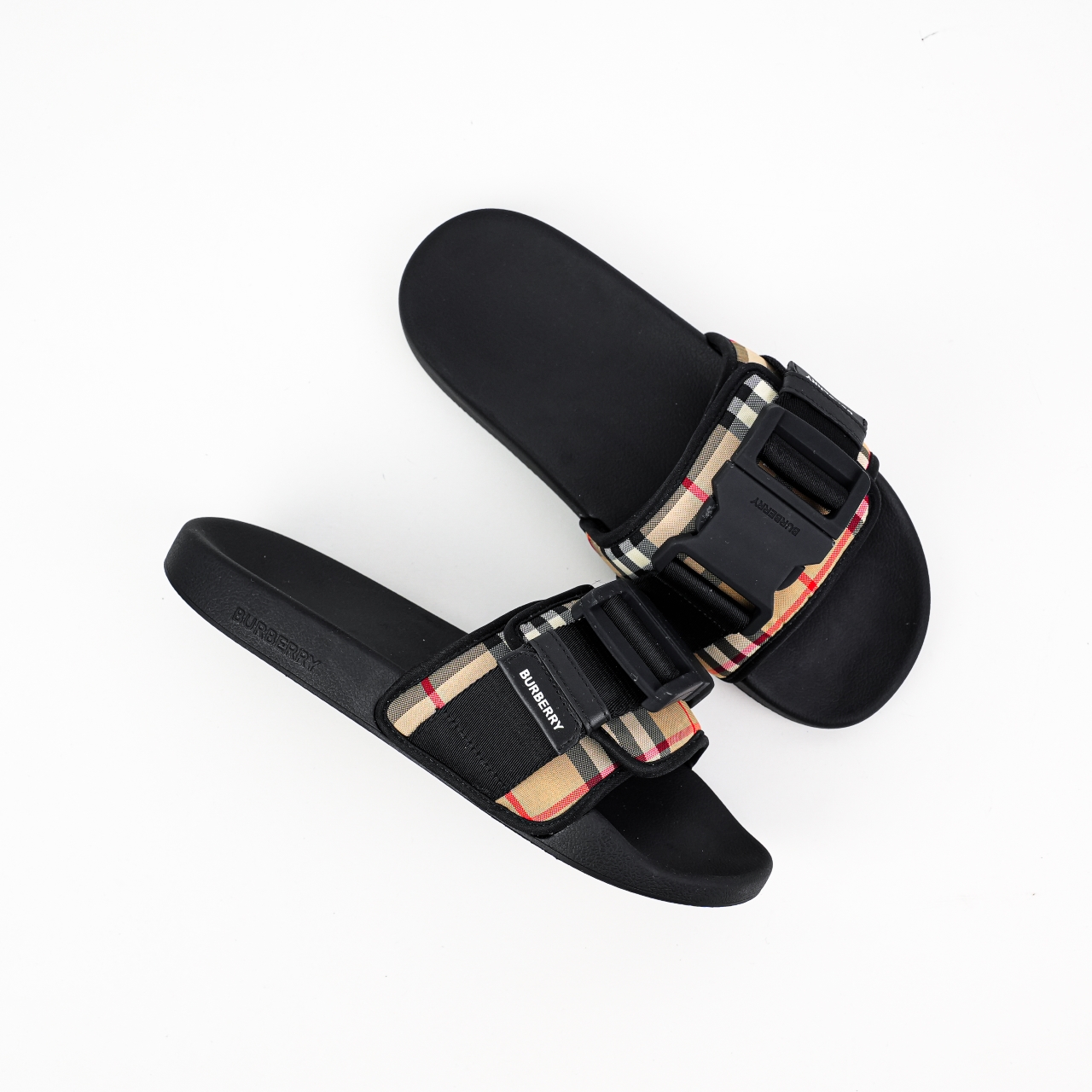 M8版本 今年颜值最高的一款拖鞋 整体的设计大胆设计 从颜值上来说这是一款非常潮流的拖鞋 材料使用经典BBR花纹图案经典配双扣设计yb拖鞋-Chinese UA Cheap High Quatity Brand Clothes Bags handbags Sneakers wholesale wholesaler seller from China Factory suppliers Fashion Clothing Shoes best Quality Beautiful Price M8版本 今年颜值最高的一款拖鞋 整体的设计大胆设计 从颜值上来说这是一款非常潮流的拖鞋 材料使用经典BBR花纹图案经典配双扣设计yb拖鞋