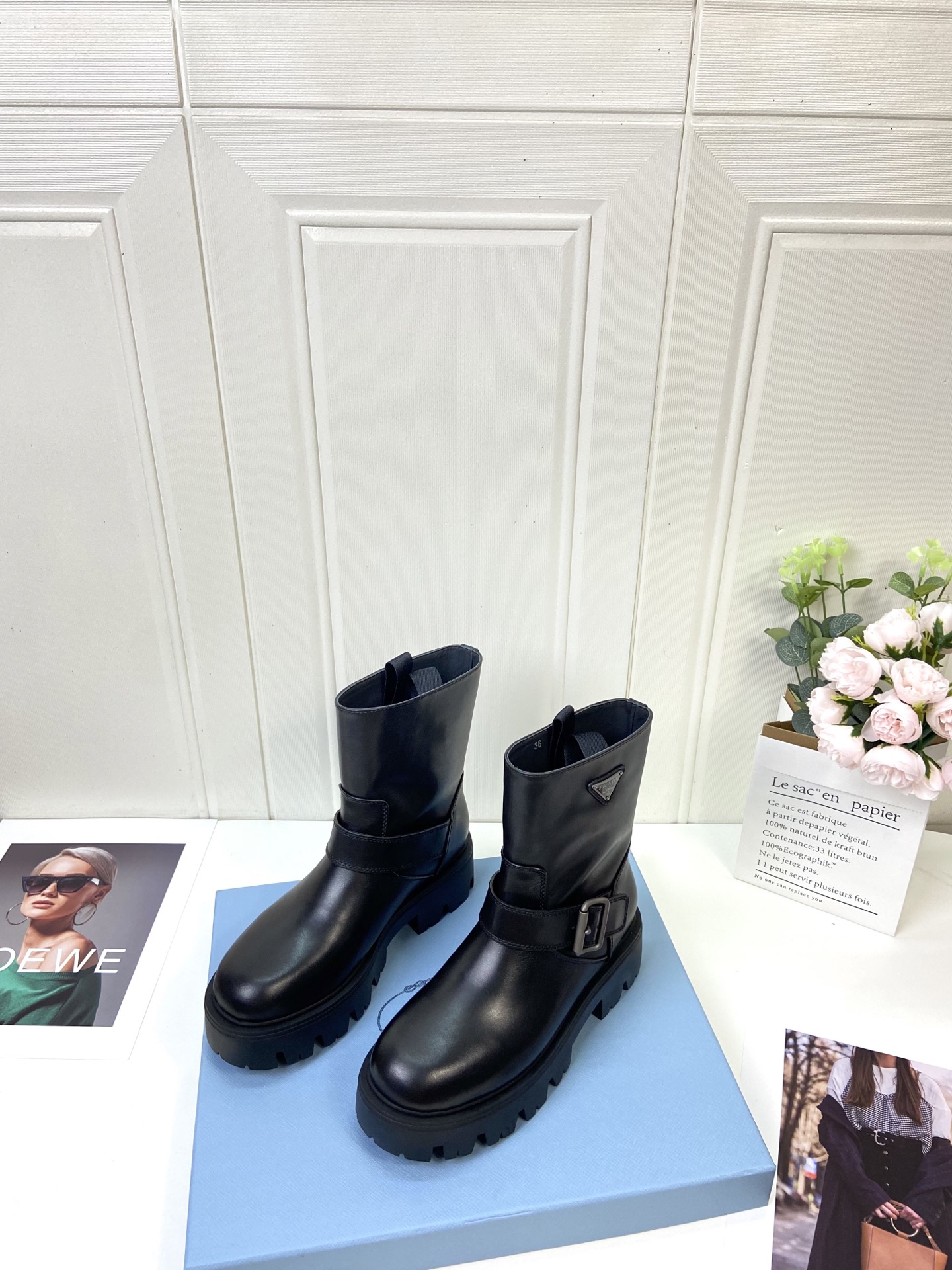 NO:615704,Out of the calfskin PRADA Prada Classic Triangle Logo Slip-On Women's Boots and Short Boots. This series is unavailable in winter and is definitely a big hit this year!  !  So good looking!  Prada boots are really amazing!  The upper foot is generous and the legs are slim, which is just right. The whole series uses a variety of imported materials, waxed calfskin, cow suede and high mercerization, and water-dyed cowhide on the inside. The foam bottom is light and comfortable!  Size35-41 (40 41 customized, non-returnable), boots, prada, prada, boots, cowhide19860909出 小牛皮款 PRADA 普拉达经典三角标一脚蹬王炸女靴 短靴 冬天买不到的系列,绝对是今年的大爆款！！贼好看！Prada靴子真的很哇塞！上脚大气显腿瘦气质这块刚好拿捏 全系列采用多种进口材料打腊小牛皮,牛反绒高丝光,内里水染牛皮 发泡底轻便舒适！ Size35-41（40 41 订做不退换）,靴子,prada,prada,boots,cowhide,Women's Shoes