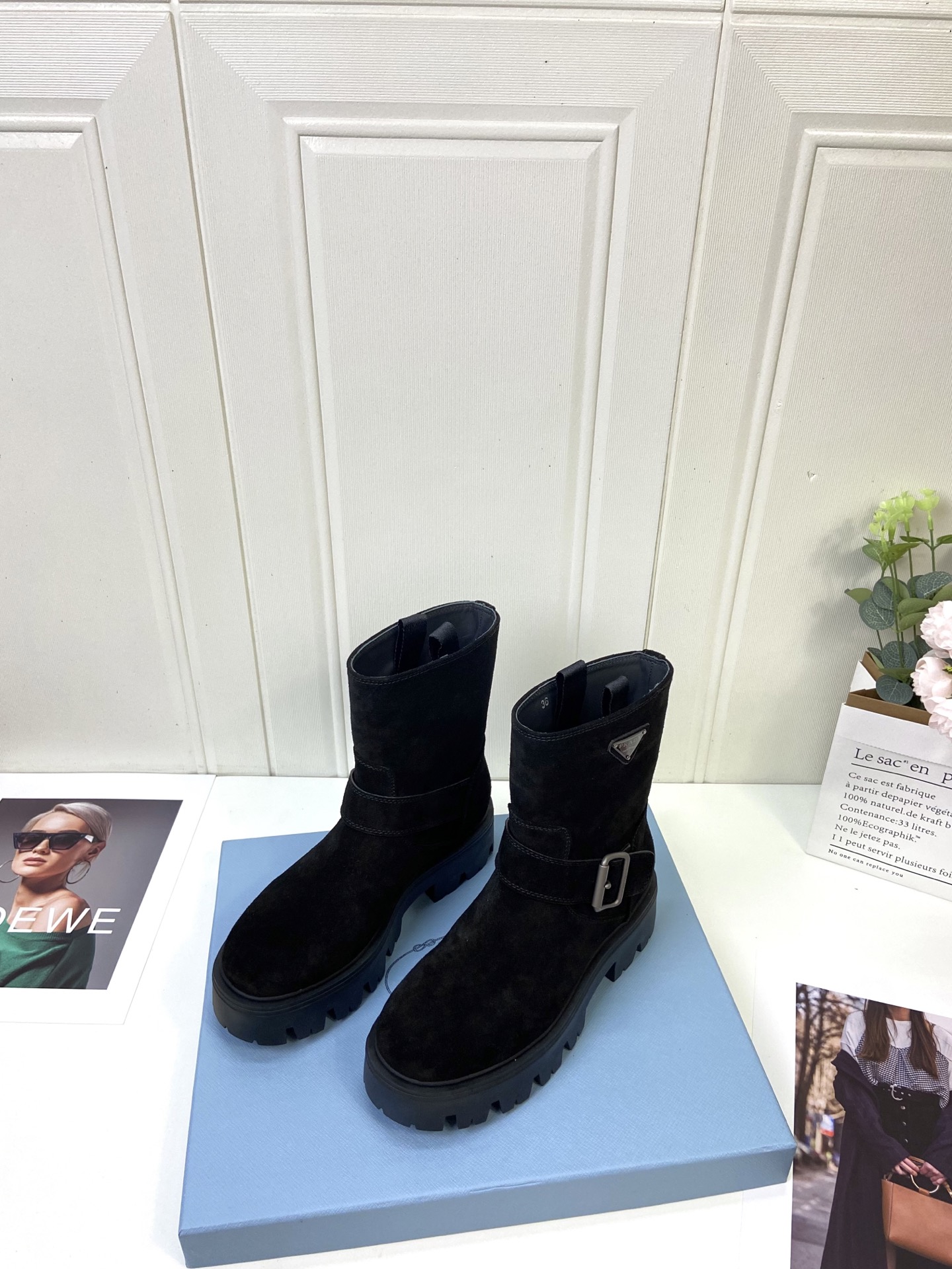 NO:615702,Out of the cow suede style PRADA Prada's classic triangle logo slip-on women's boots and short boots are a series that cannot be bought in winter. They are definitely a big hit this year!  !  So good looking!  Prada boots are really amazing!  The upper foot is generous and the legs are slim, which is just right. The whole series uses a variety of imported materials, waxed calfskin, cow suede and high mercerization, and water-dyed cowhide on the inside. The foam bottom is light and comfortable!  Size35-41 (40 41 customized, non-returnable), boots, prada, prada, boots, cowhide19860909出 牛反绒款 PRADA 普拉达经典三角标一脚蹬王炸女靴 短靴 冬天买不到的系列,绝对是今年的大爆款！！贼好看！Prada靴子真的很哇塞！上脚大气显腿瘦气质这块刚好拿捏 全系列采用多种进口材料打腊小牛皮,牛反绒高丝光,内里水染牛皮 发泡底轻便舒适！ Size35-41（40 41 订做不退换）,靴子,prada,prada,boots,cowhide,Women's Shoes