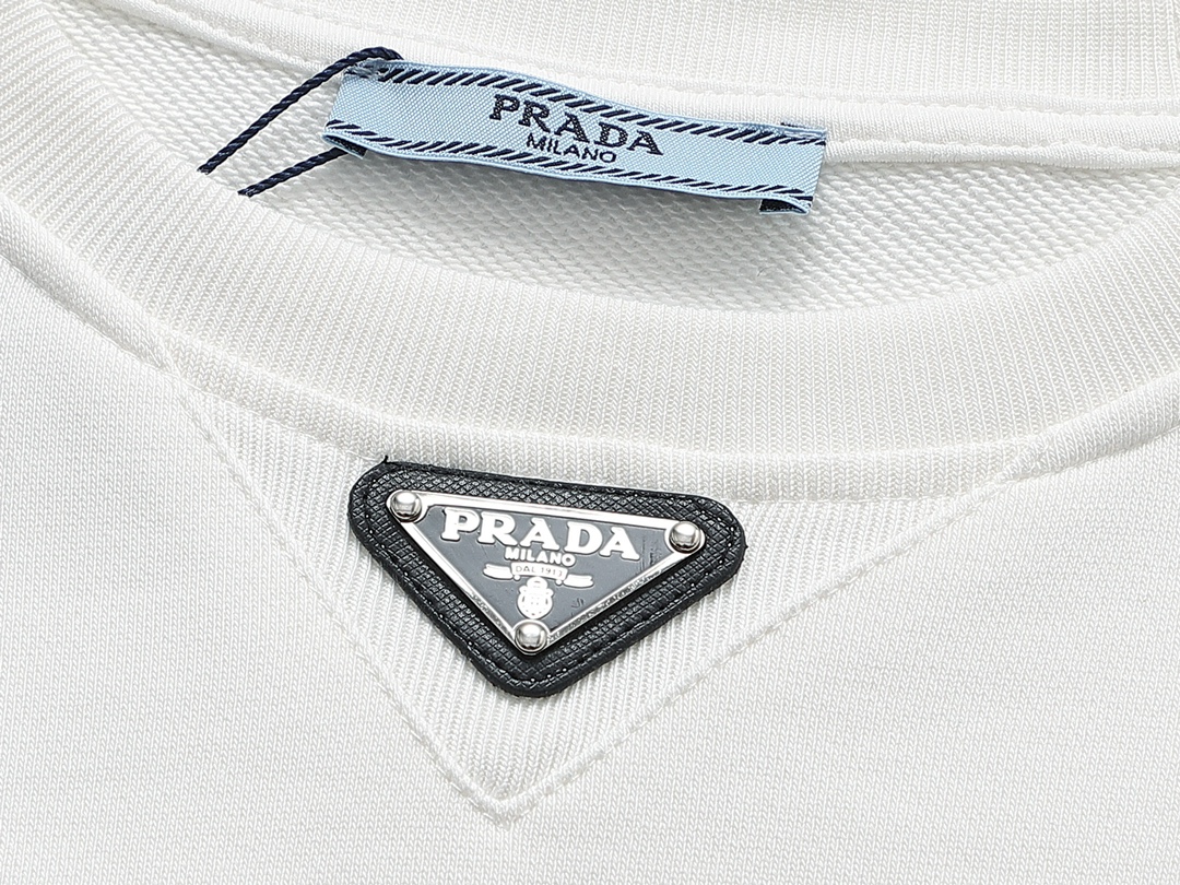 PRADA 普拉达 金属三角标 经典复古圆领卫衣