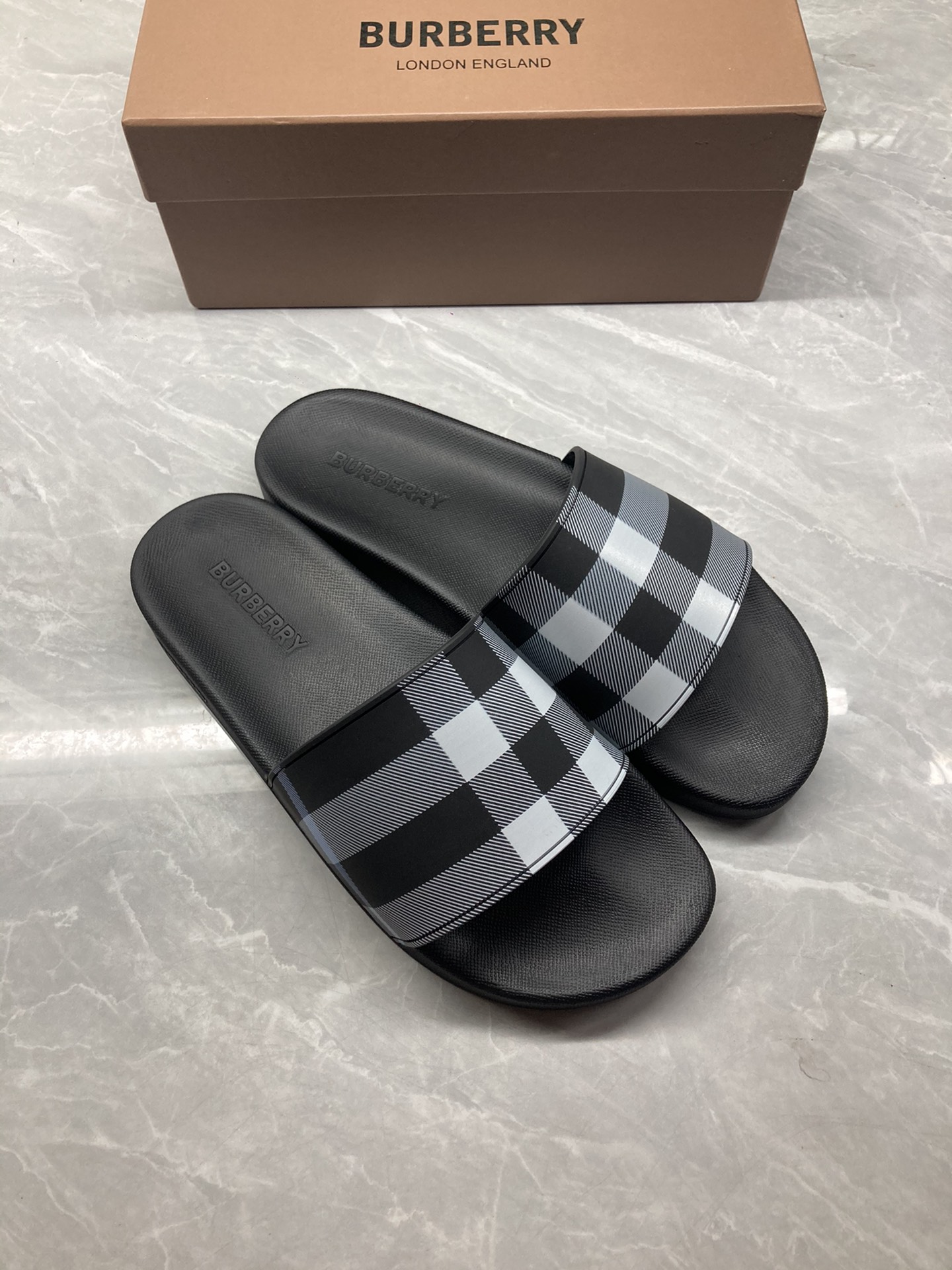 NO:244170,Burberry Burberry new color flat shoes slippers casual beach shoes flip flops size 3646, slippers, burberry, burberry, flats, slippers19860909Burberry巴宝莉新色平底鞋拖鞋休闲拖沙滩鞋一字拖鞋 码数3646,拖鞋,burberry,burberry,flats,slippers,Women's Shoes