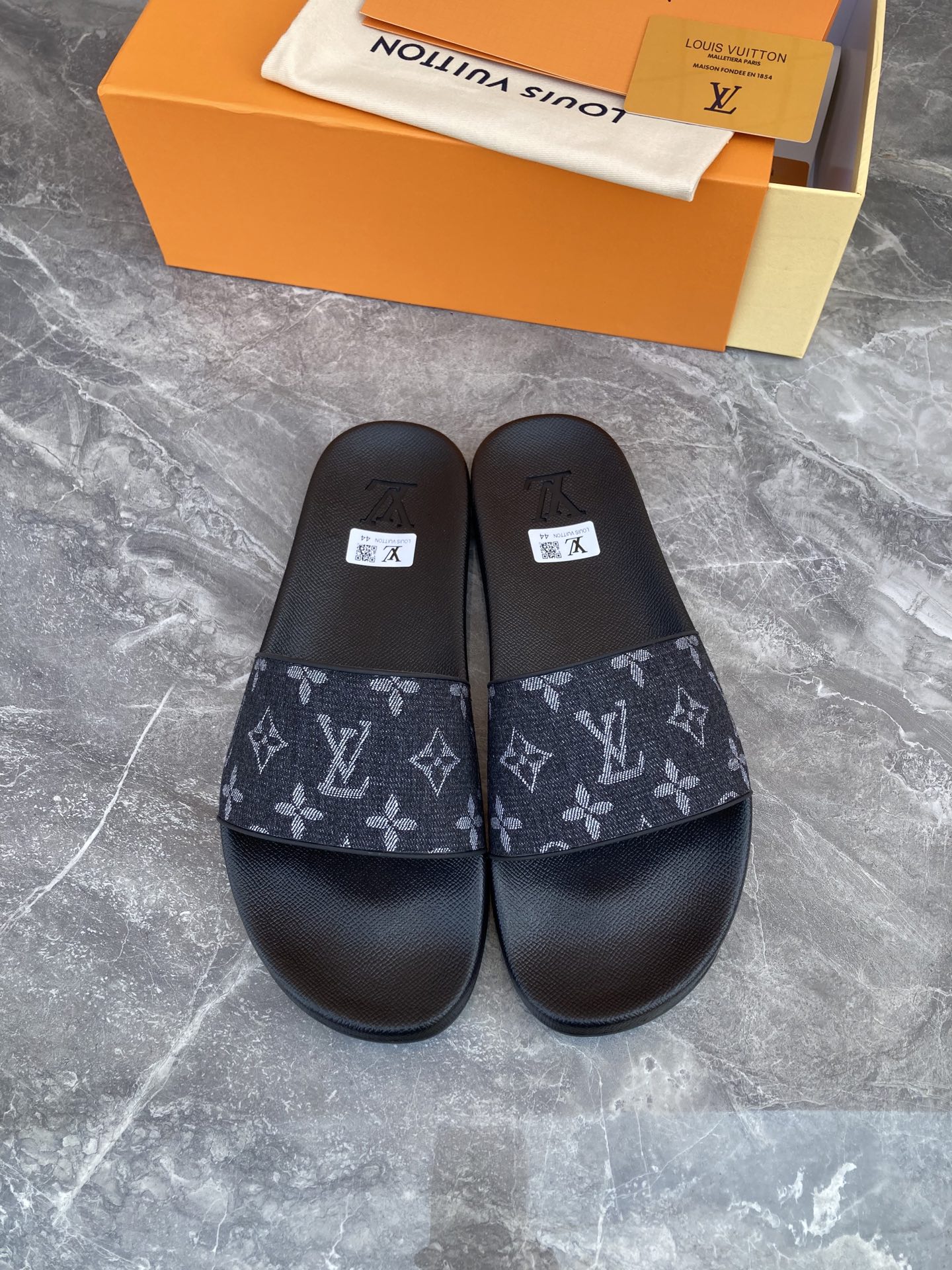 NO:244150,Classic summer slipper series LouⅰsⅤuⅰtton couple style, private model, beautiful upper, printing size. Size: 35-46, slippers, slippers19860909经典款夏季拖鞋系列LouⅰsⅤuⅰtton情侣款,私家模,美观鞋面,印码数. Size:35-46,拖鞋,slippers,Women's Shoes