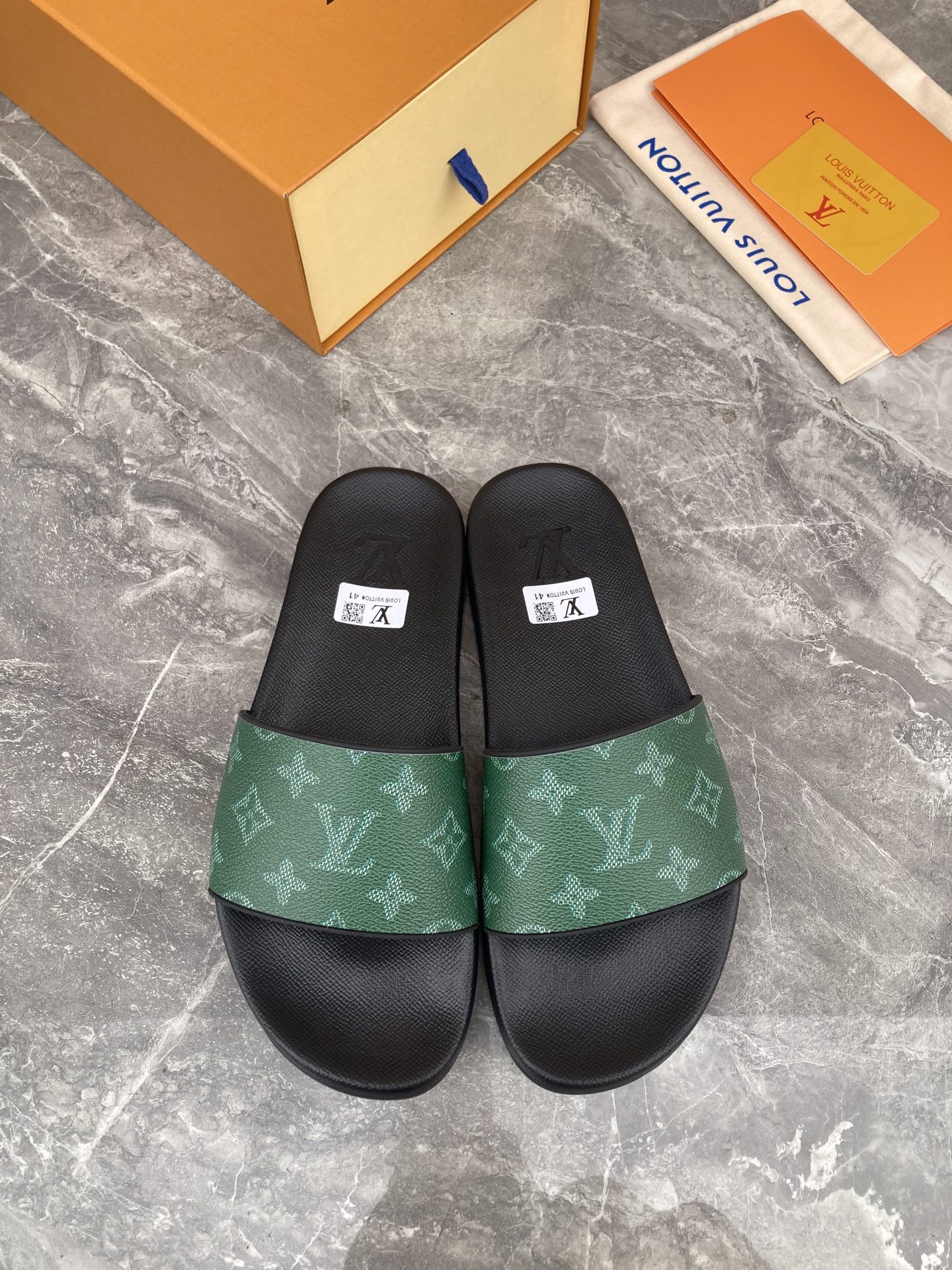 NO:244155,New classic summer slipper series LouⅰsⅤuⅰtton couple style, private model, beautiful upper, upper with printing size. Size: 35-46, slippers, slippers19860909新品经典款夏季拖鞋系列LouⅰsⅤuⅰtton情侣款,私家模,美观鞋面,鞋面有做印码数的. Size:35-46,拖鞋,slippers,Women's Shoes