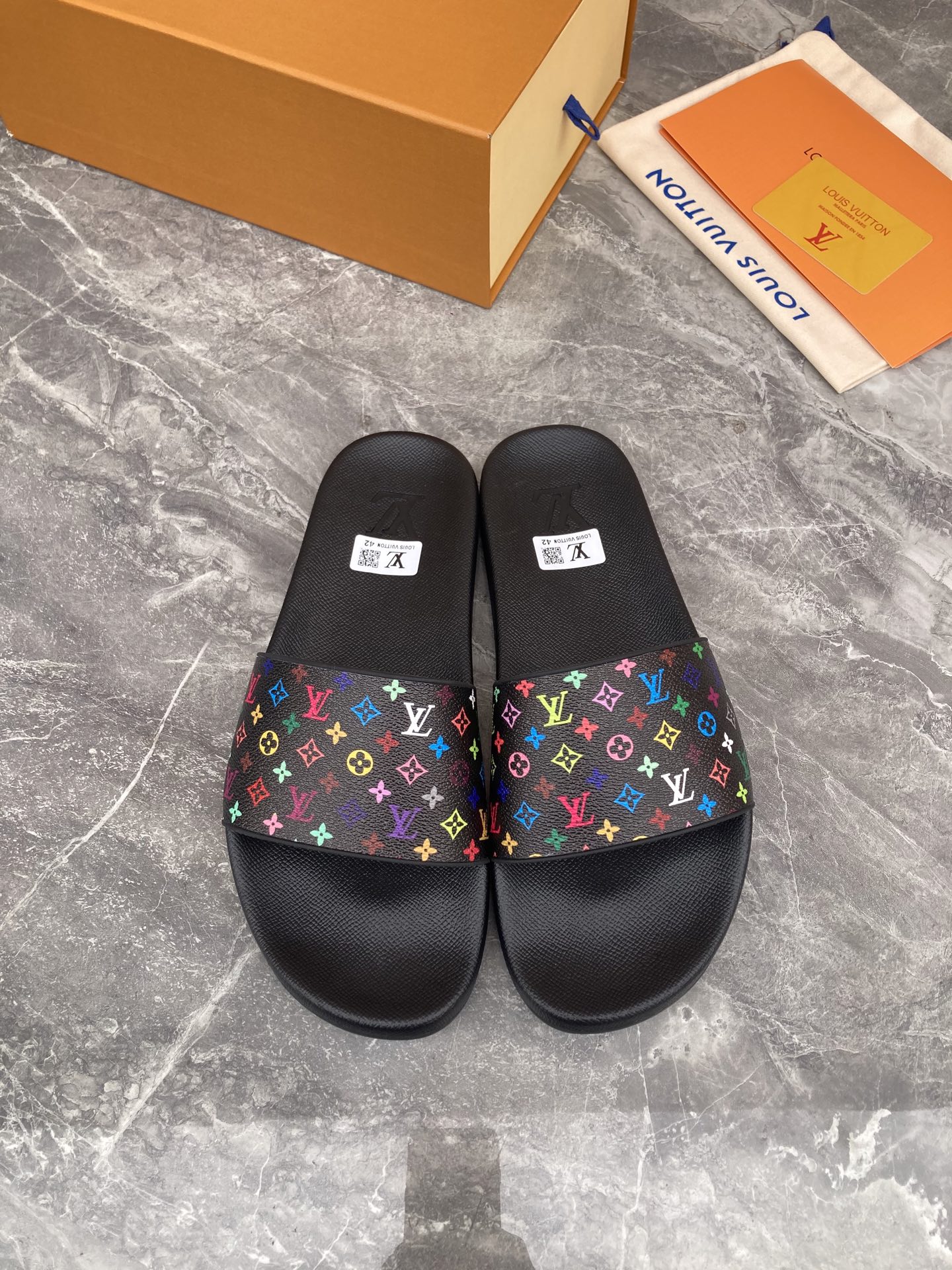 NO:244161,New classic summer slipper series, irregular printing colors, LouⅰsⅤuⅰtton couple style, private model, beautiful upper, upper with printing size. Size: 35-46, slippers, slippers19860909新品经典款夏季拖鞋系列,不规则的印花色,LouⅰsⅤuⅰtton情侣款,私家模,美观鞋面,鞋面有做印码数的. Size:35-46,拖鞋,slippers,Women's Shoes