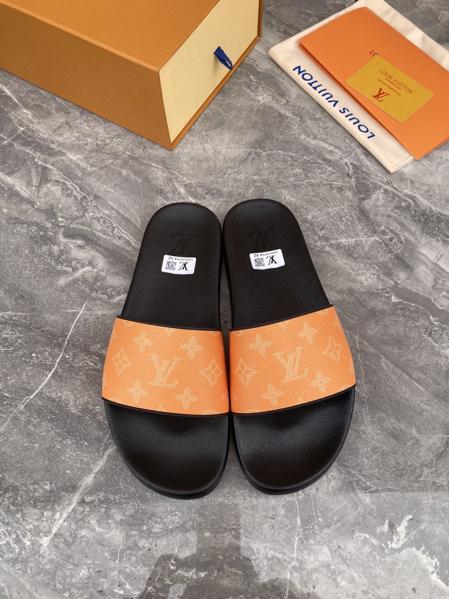 NO:244165,New classic summer slipper series, LouⅰsⅤuⅰtton couple style, private model, beautiful upper, upper with printing size. Size: 35-46, slippers, slippers19860909新品经典款夏季拖鞋系列,LouⅰsⅤuⅰtton情侣款,私家模,美观鞋面,鞋面有做印码数的. Size:35-46,拖鞋,slippers,Women's Shoes