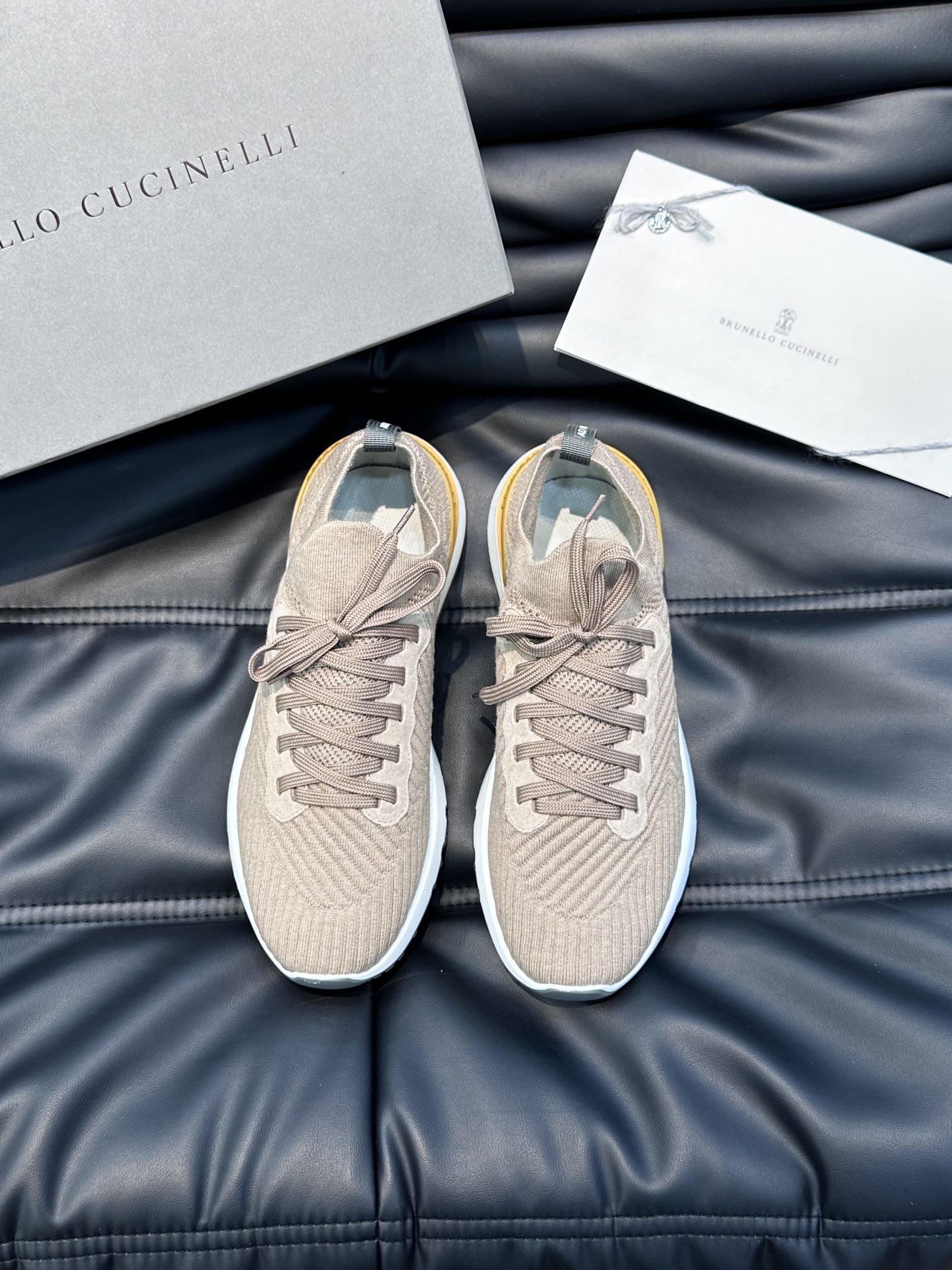 BrunelloCucinelli新款拼色运动板男鞋此款运动鞋面料采用进口飞织春夏穿着舒适透气这个夏天必