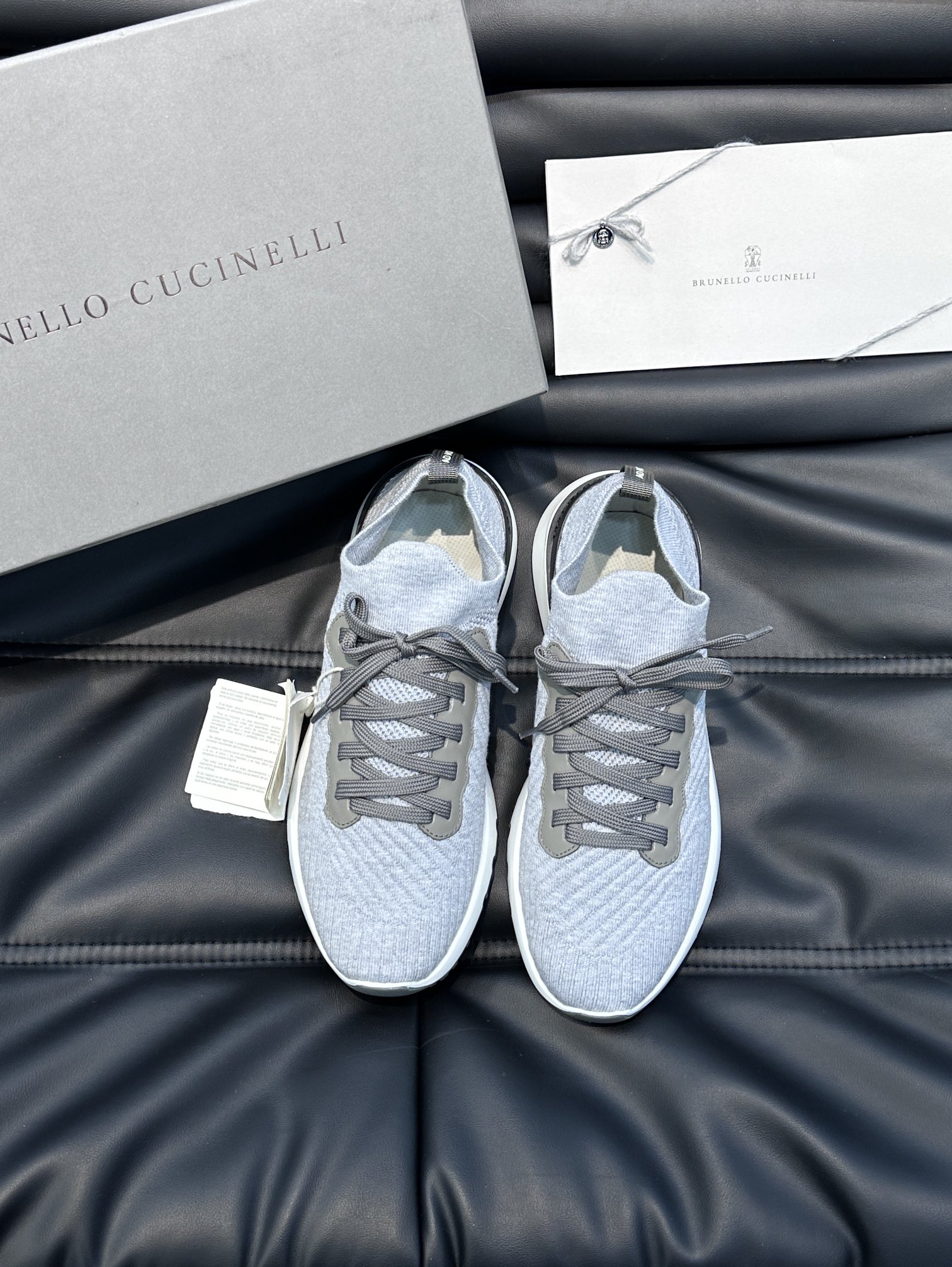 BrunelloCucinelli新款拼色运动板男鞋此款运动鞋面料采用进口飞织春夏穿着舒适透气这个夏天必
