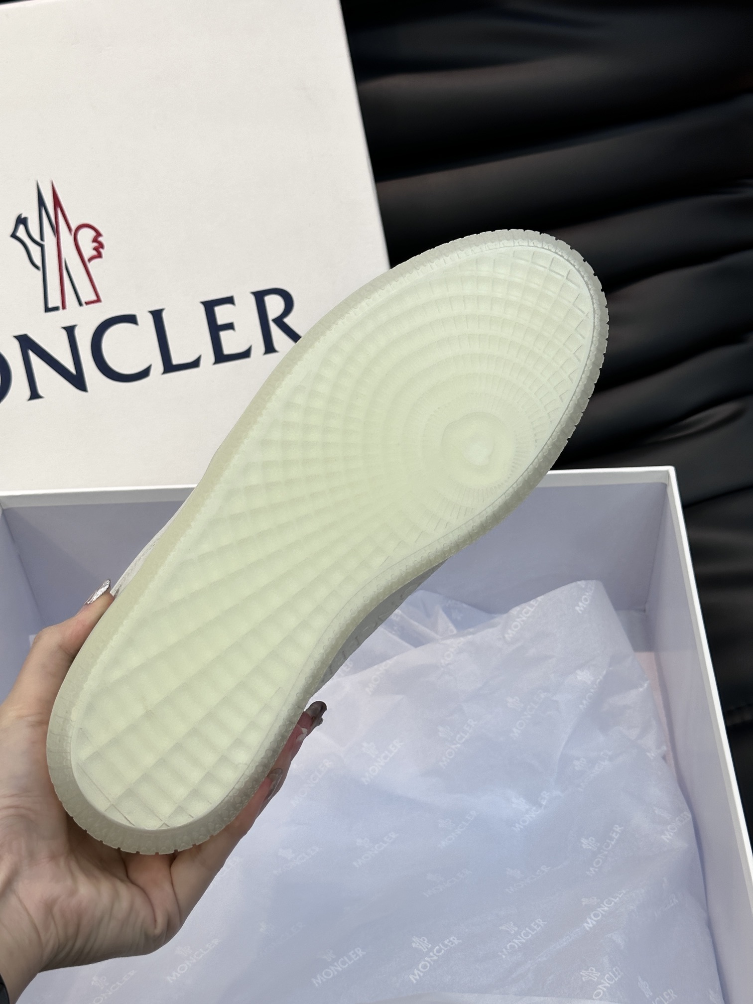 Moncler/蒙口男士休闲运动鞋兼备创新功能性与图形细节于一体诠释潮流时尚头层牛皮打造鞋面采用鞋带和橡