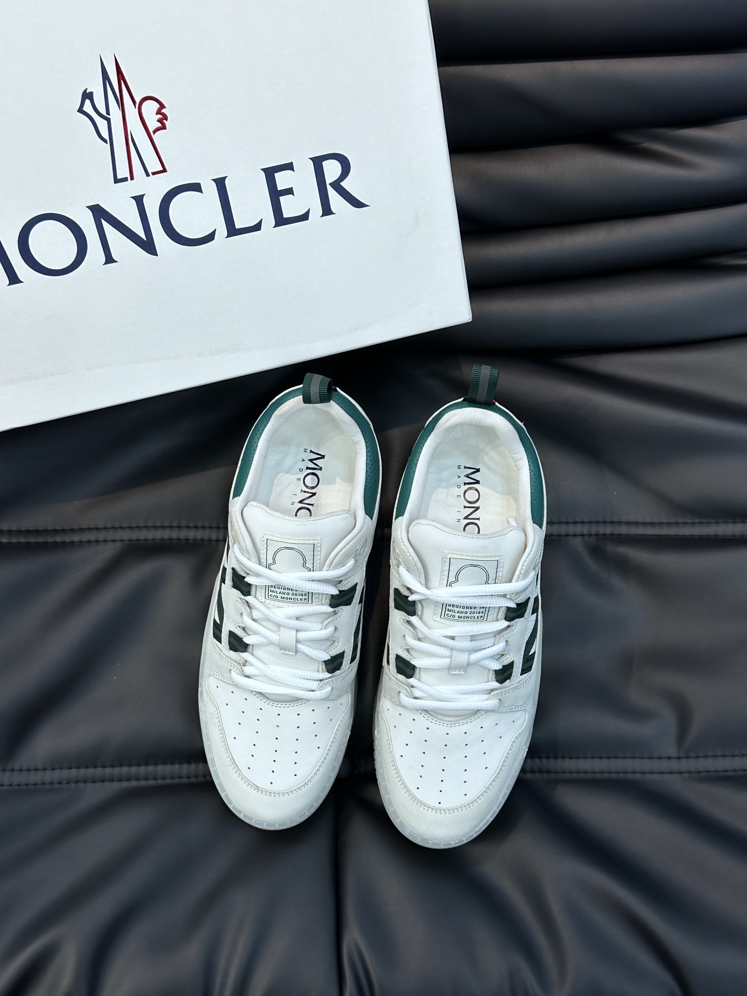 Moncler/蒙口男士休闲运动鞋兼备创新功能性与图形细节于一体诠释潮流时尚头层牛皮打造鞋面采用鞋带和橡