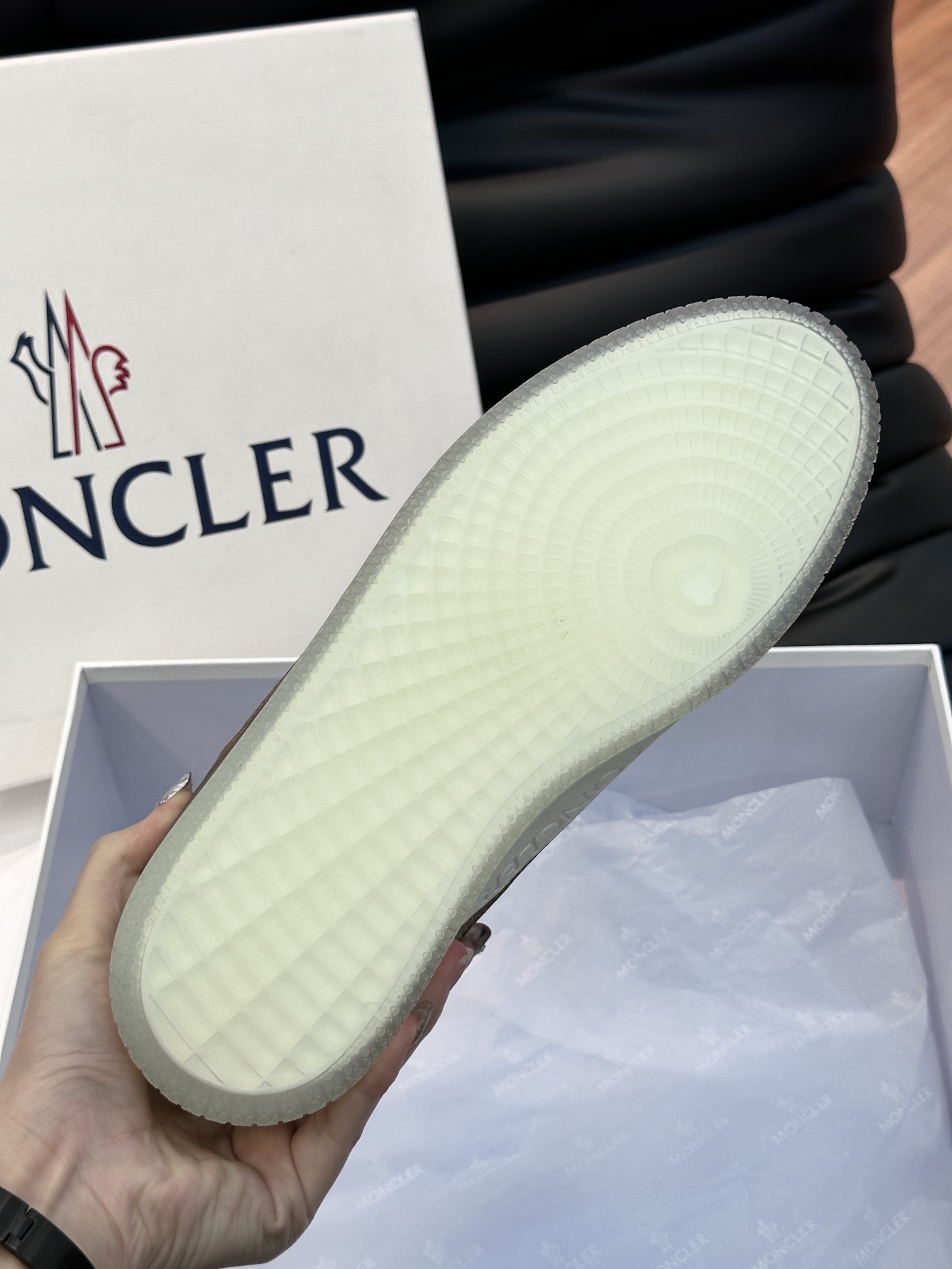 Moncler/蒙口男士休闲运动鞋兼备创新功能性与图形细节于一体诠释潮流时尚头层牛皮打造鞋面采用鞋带和橡