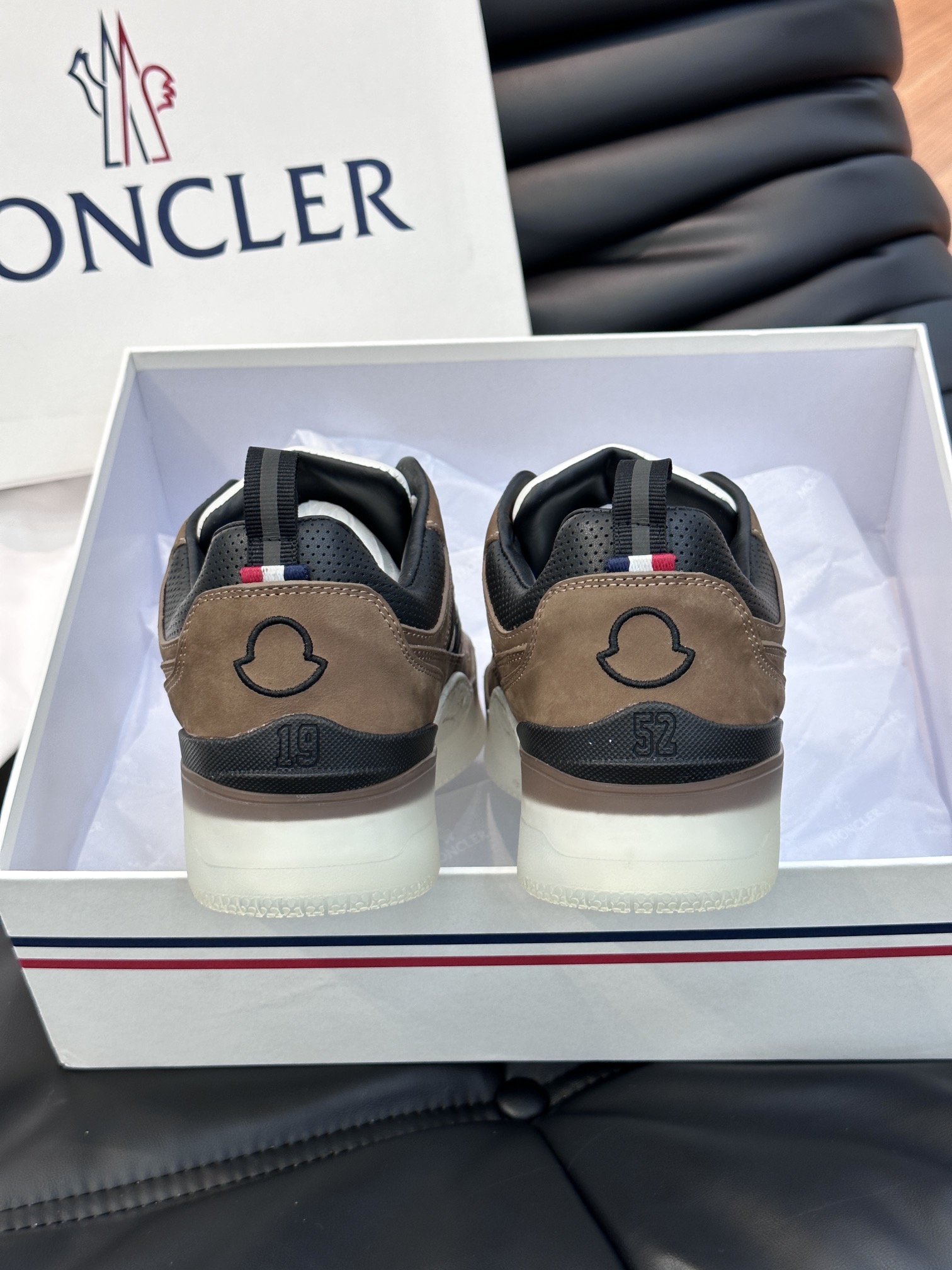 Moncler/蒙口男士休闲运动鞋兼备创新功能性与图形细节于一体诠释潮流时尚头层牛皮打造鞋面采用鞋带和橡