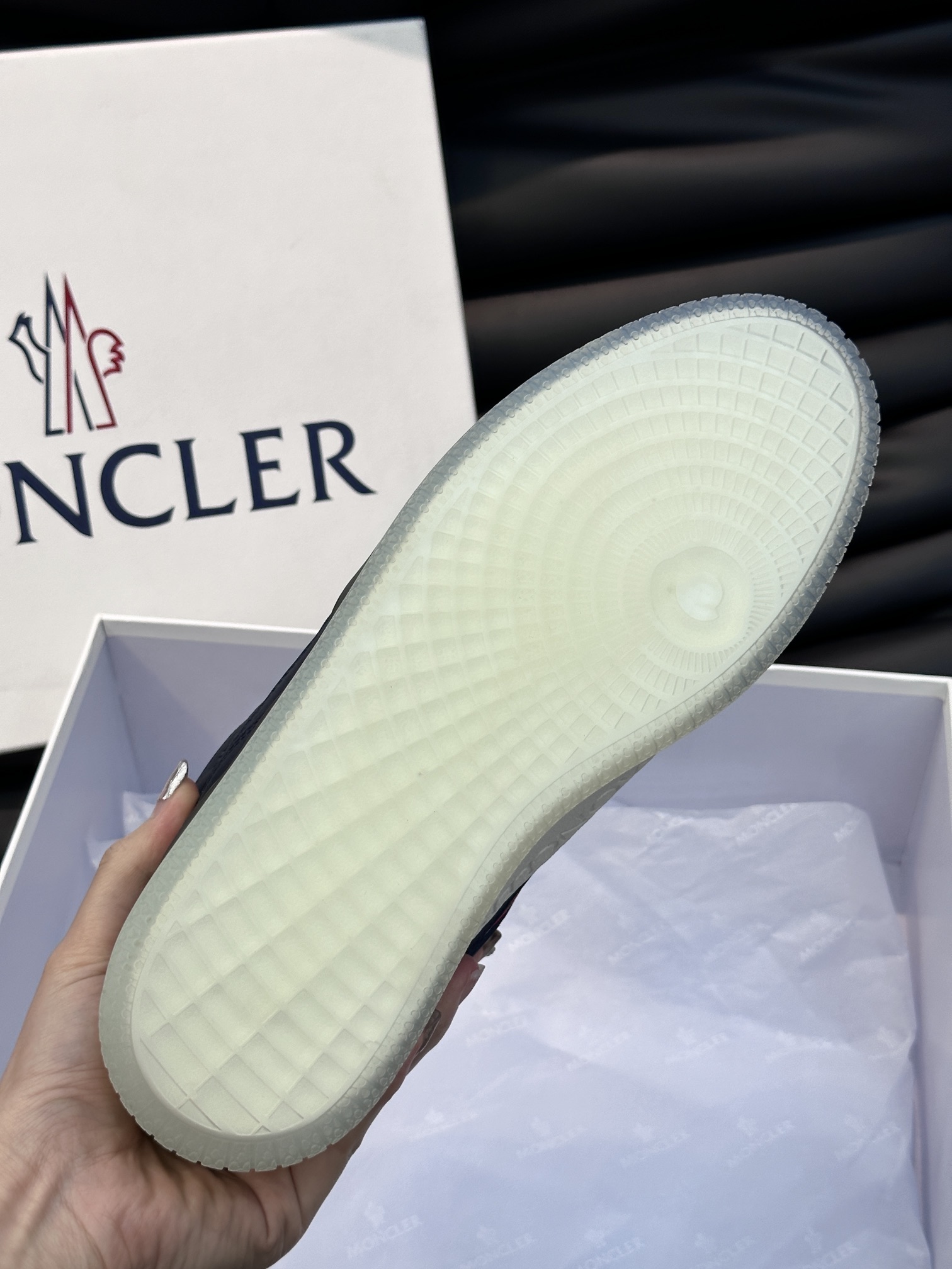 Moncler/蒙口男士休闲运动鞋兼备创新功能性与图形细节于一体诠释潮流时尚头层牛皮打造鞋面采用鞋带和橡