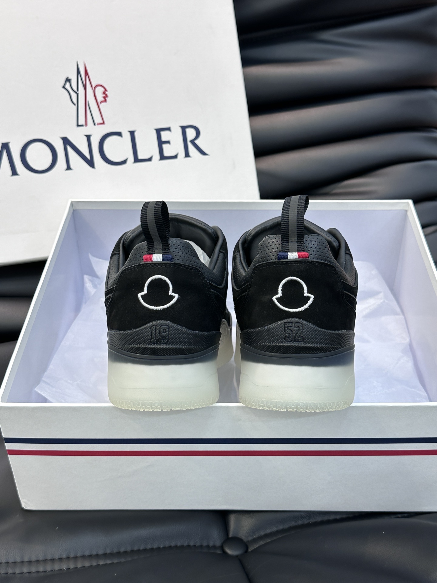 Moncler/蒙口男士休闲运动鞋兼备创新功能性与图形细节于一体诠释潮流时尚头层牛皮打造鞋面采用鞋带和橡