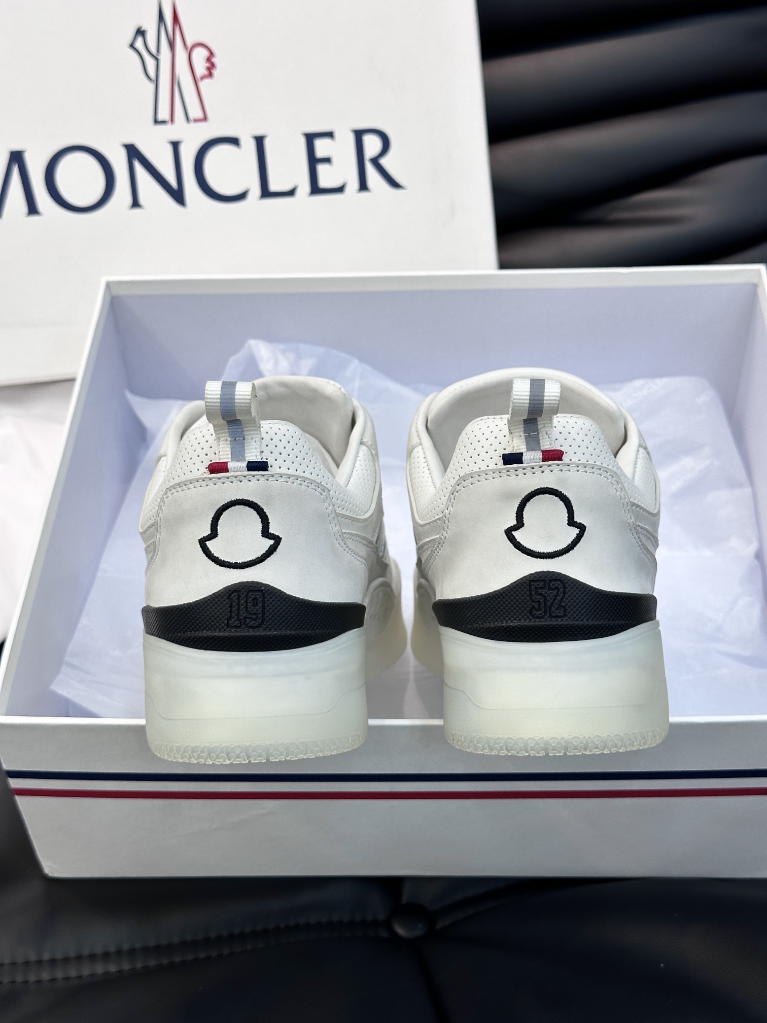 Moncler/蒙口男士休闲运动鞋兼备创新功能性与图形细节于一体诠释潮流时尚头层牛皮打造鞋面采用鞋带和橡