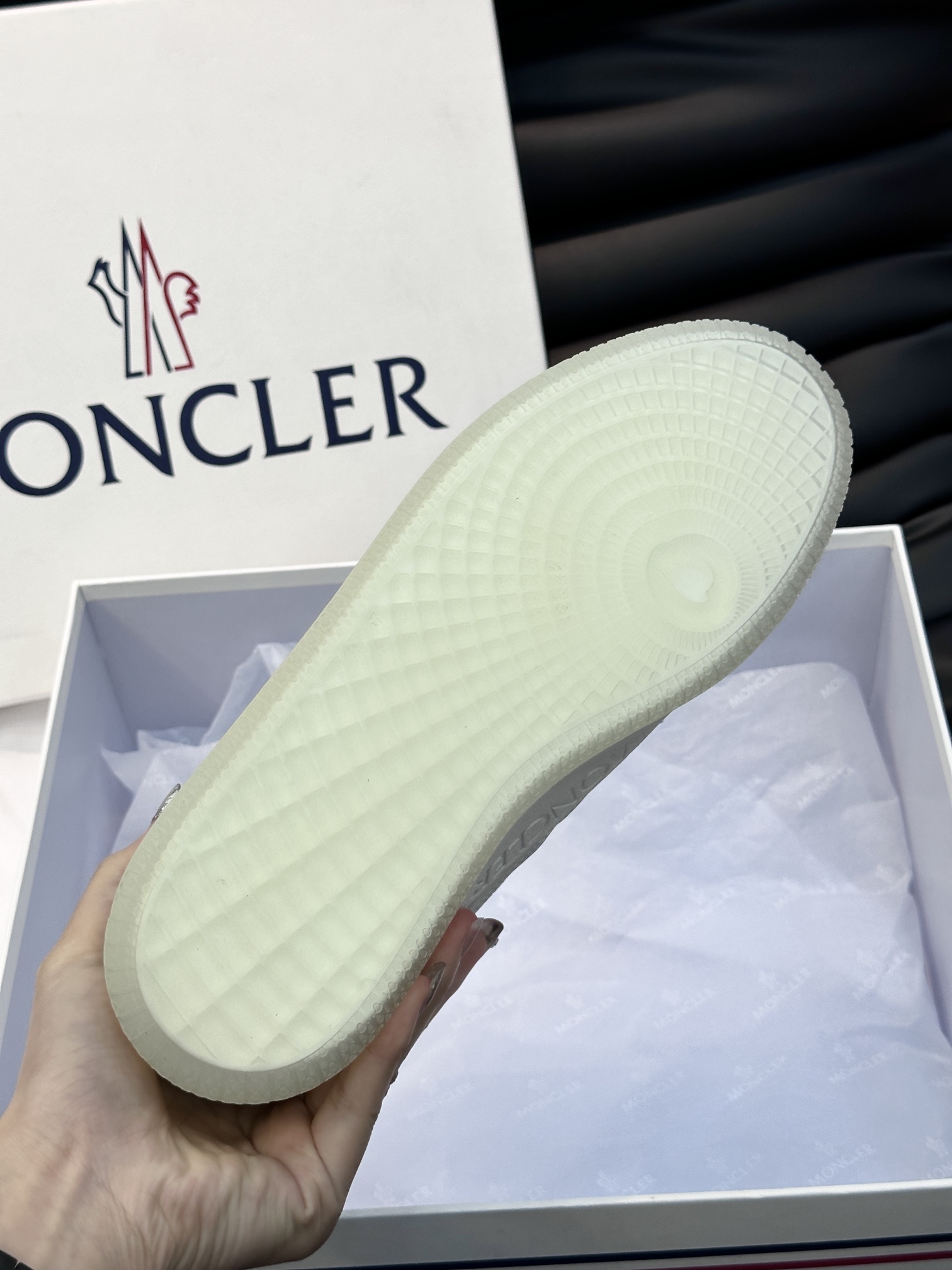 Moncler/蒙口男士休闲运动鞋兼备创新功能性与图形细节于一体诠释潮流时尚头层牛皮打造鞋面采用鞋带和橡