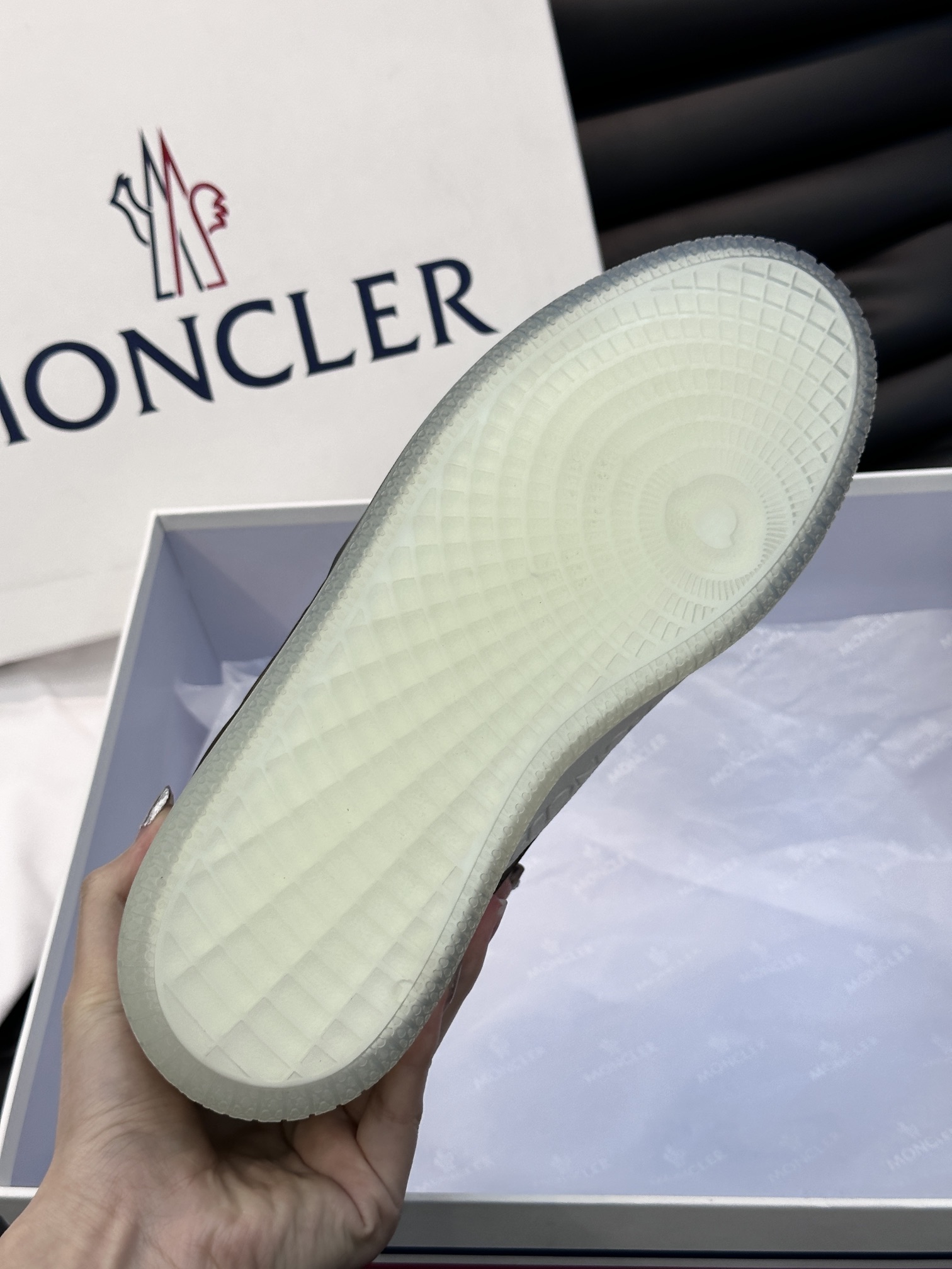 Moncler/蒙口男士休闲运动鞋兼备创新功能性与图形细节于一体诠释潮流时尚头层牛皮打造鞋面采用鞋带和橡