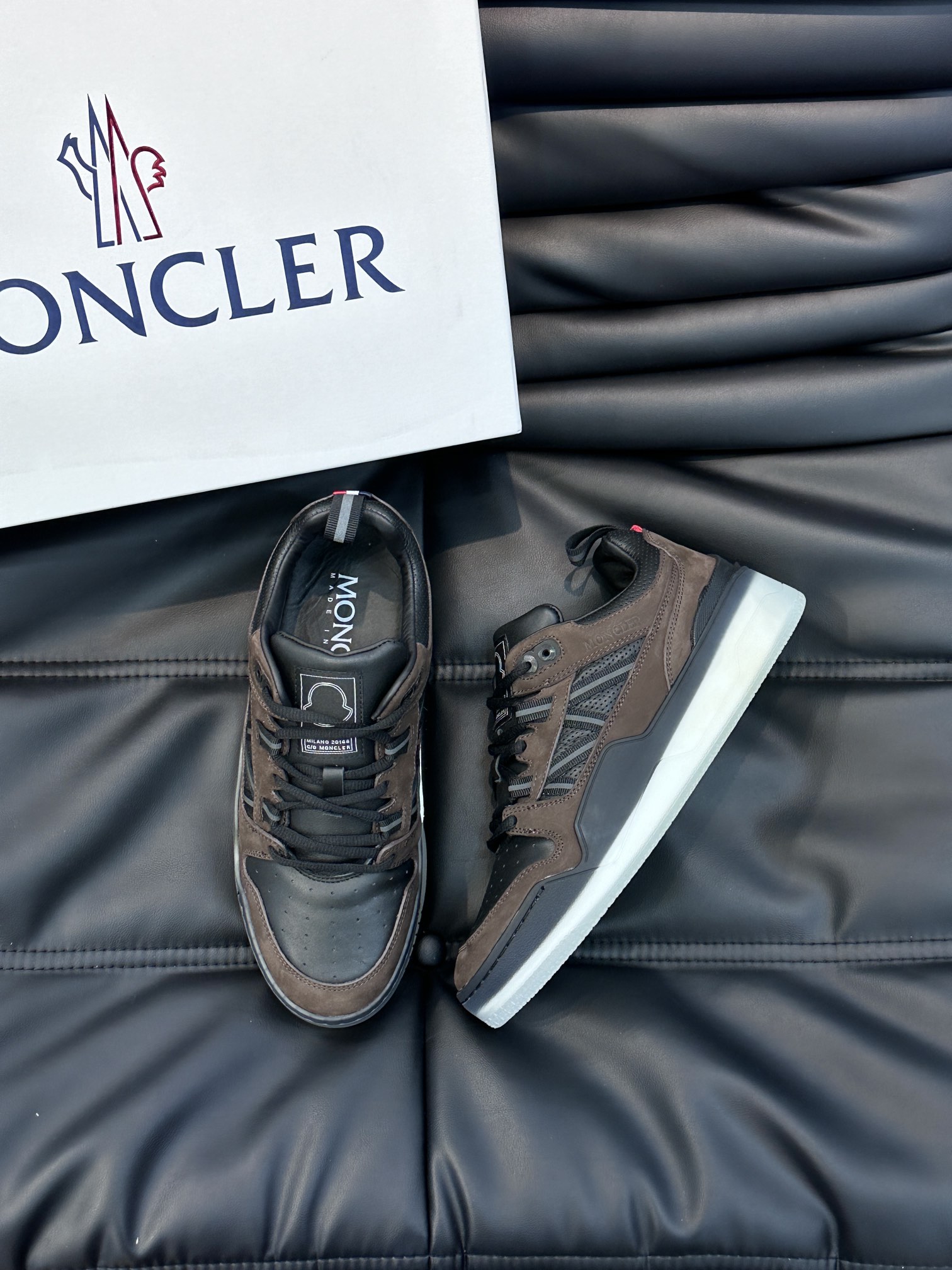 Moncler/蒙口男士休闲运动鞋兼备创新功能性与图形细节于一体诠释潮流时尚头层牛皮打造鞋面采用鞋带和橡