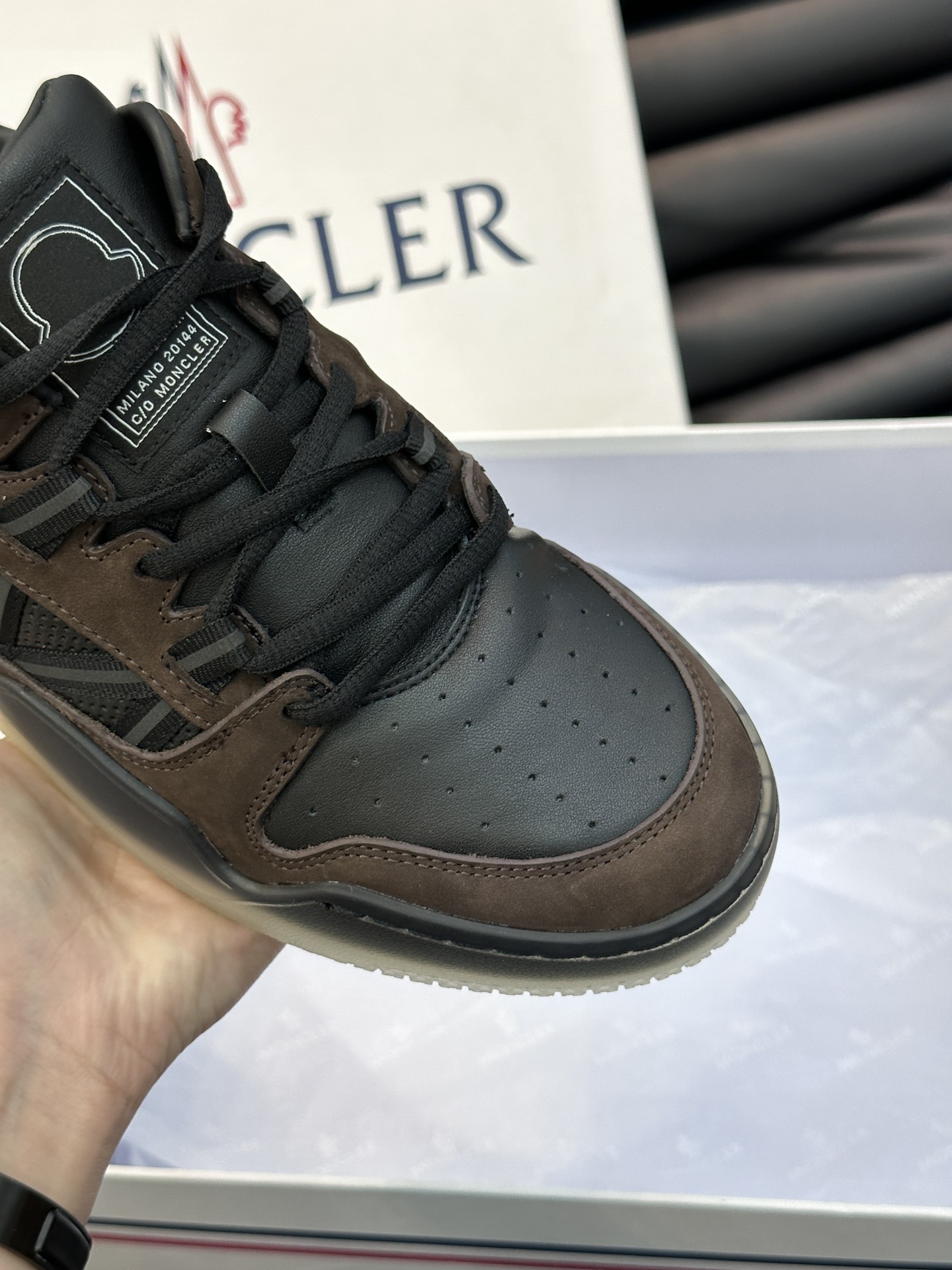 Moncler/蒙口男士休闲运动鞋兼备创新功能性与图形细节于一体诠释潮流时尚头层牛皮打造鞋面采用鞋带和橡