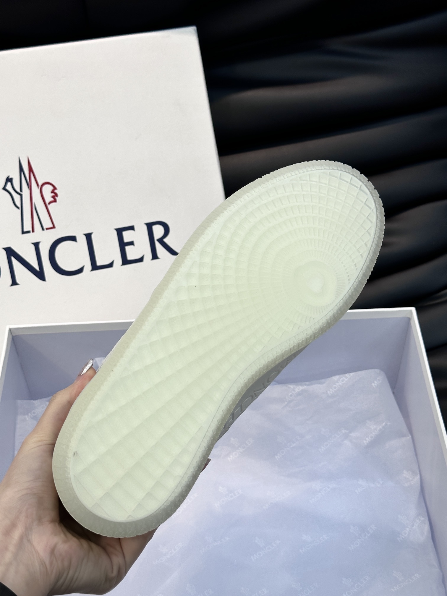 Moncler/蒙口男士休闲运动鞋兼备创新功能性与图形细节于一体诠释潮流时尚头层牛皮打造鞋面采用鞋带和橡