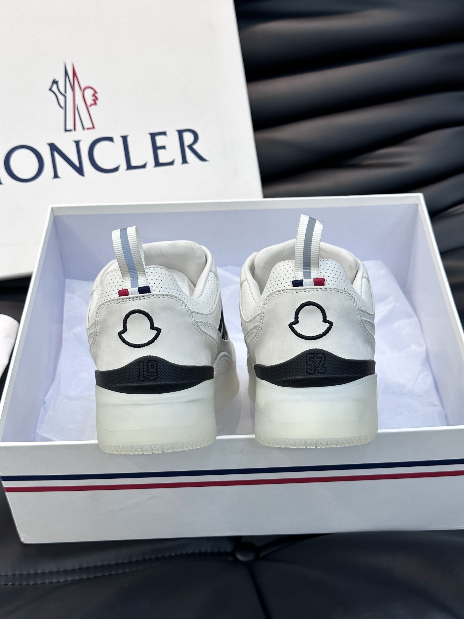 Moncler/蒙口男士休闲运动鞋兼备创新功能性与图形细节于一体诠释潮流时尚头层牛皮打造鞋面采用鞋带和橡