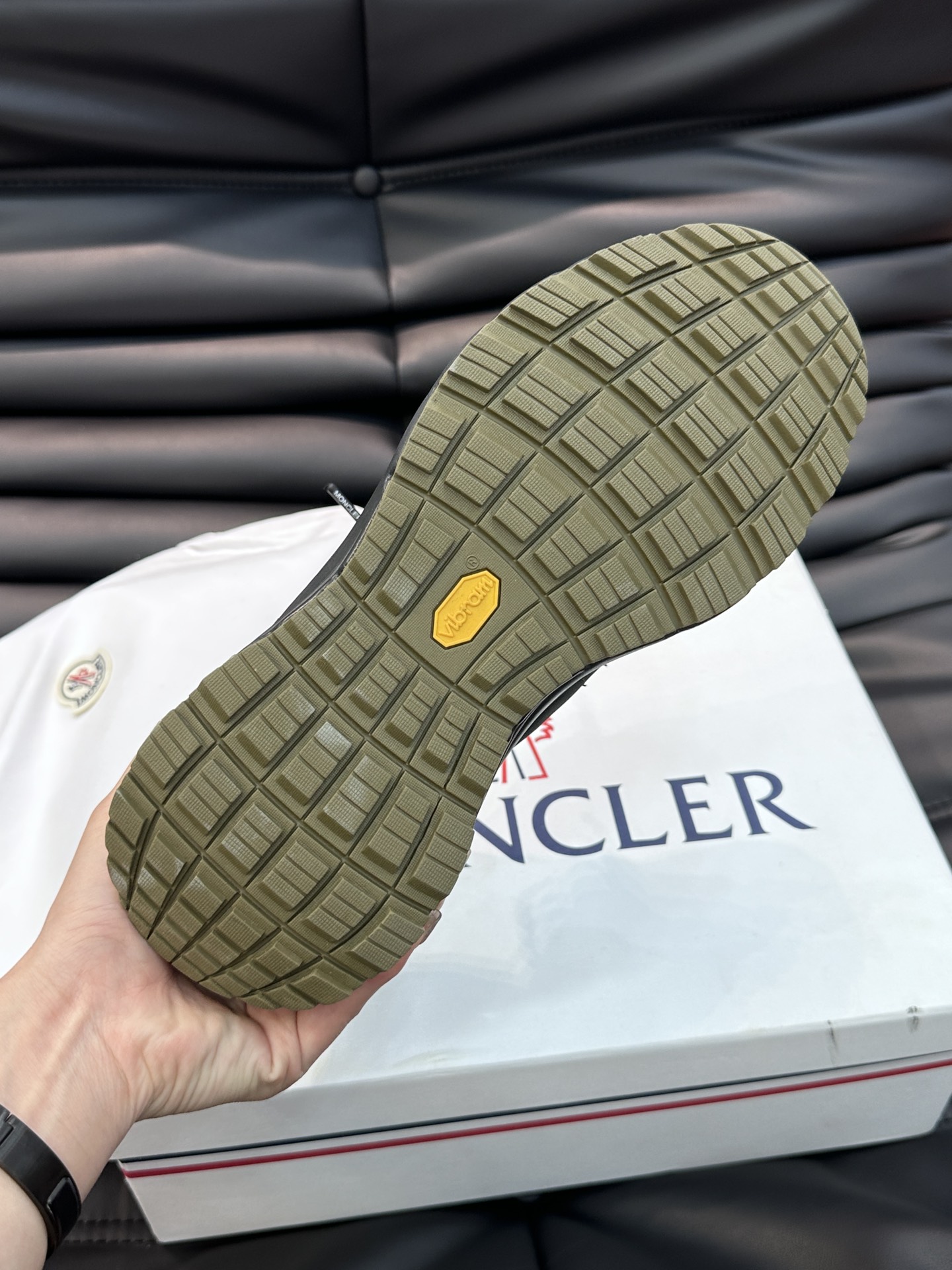 Moncler/蒙口LiteRunner男士户外系带运动鞋具有舒适防滑性能采用皮革和面料制成专为户外跑步