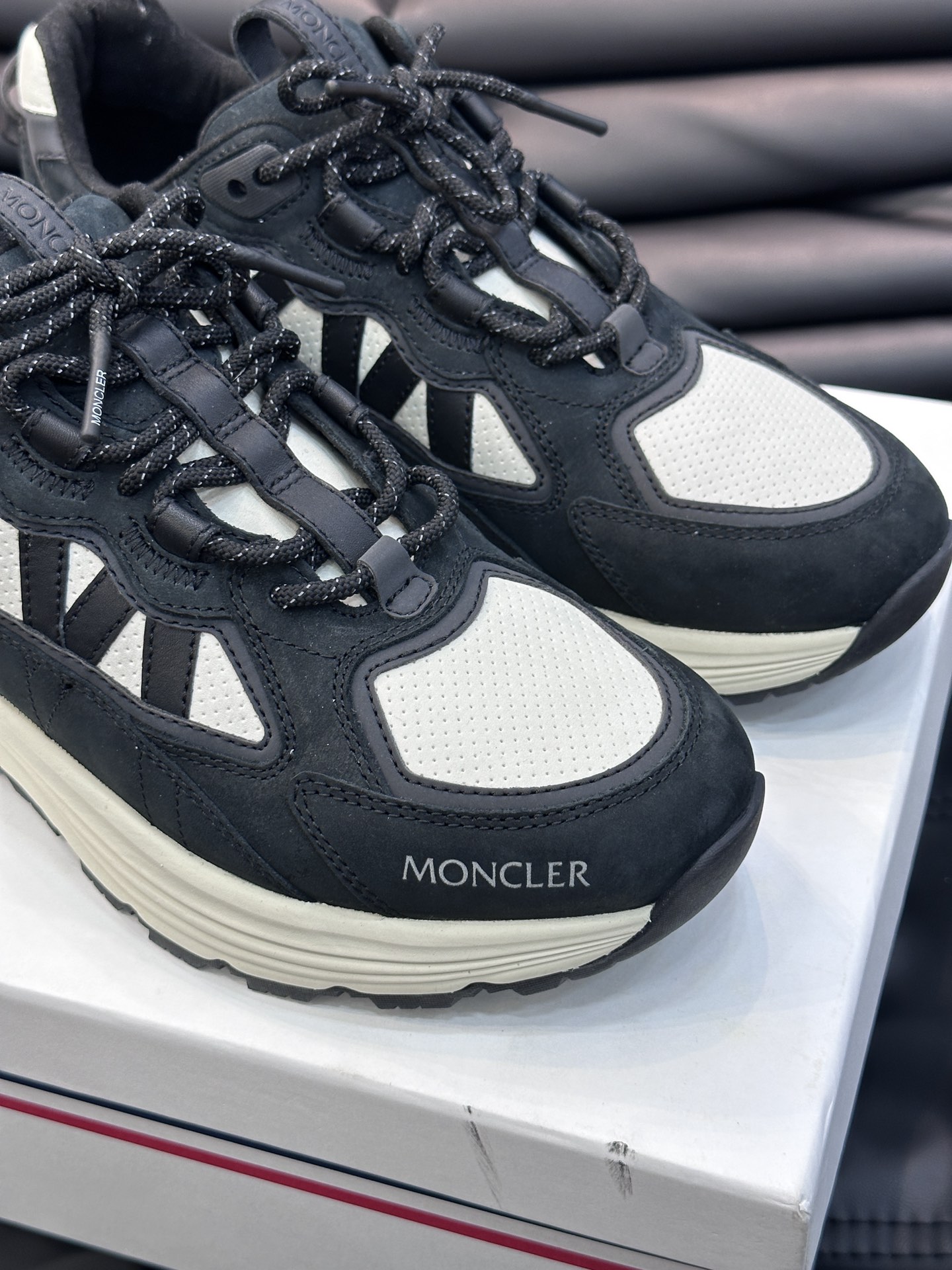 Moncler/蒙口LiteRunner男士户外系带运动鞋具有舒适防滑性能采用皮革和面料制成专为户外跑步