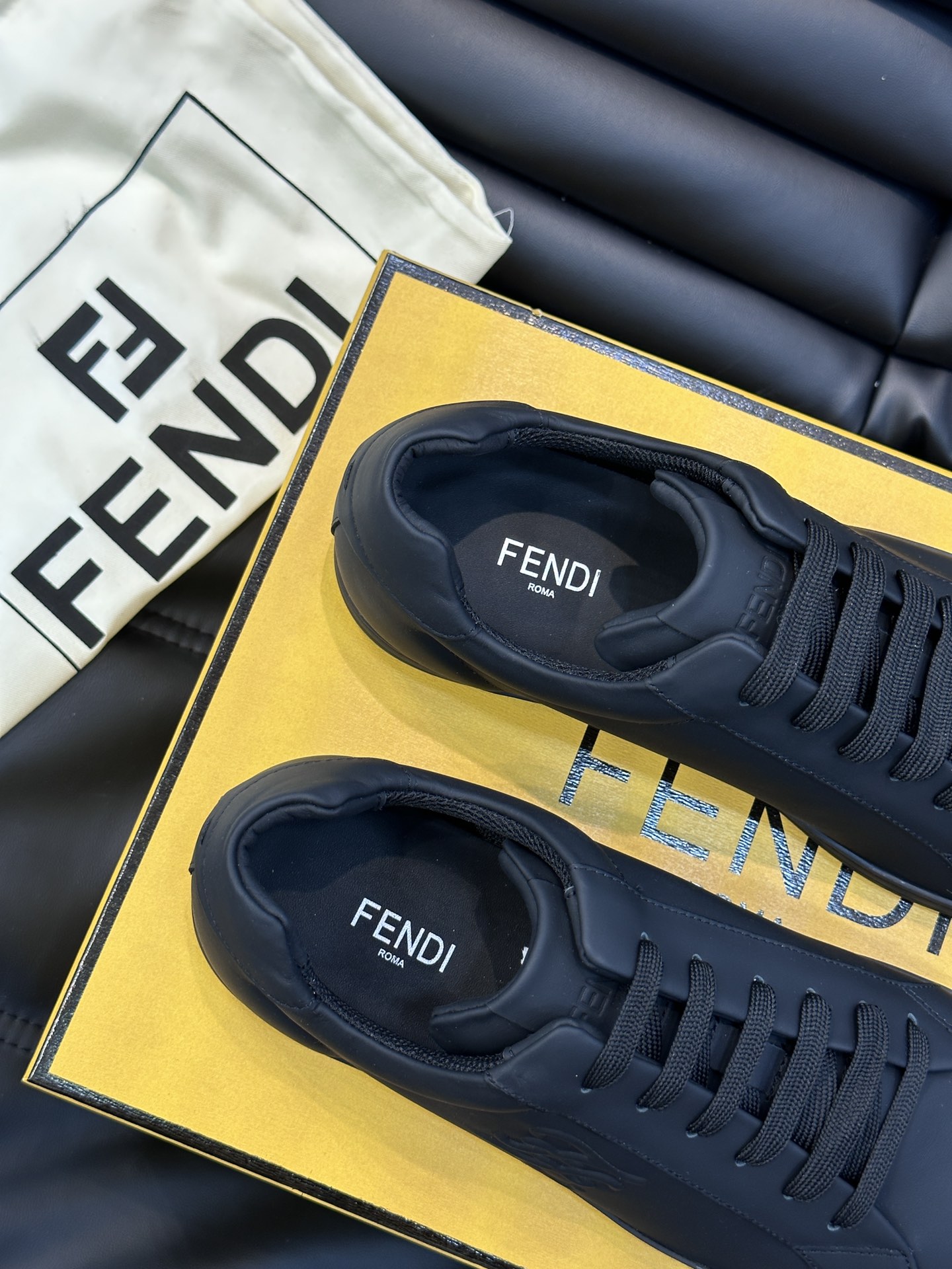 Fend*男士休闲板鞋原版楦型进口牛皮面料纯棉网面透气内里鞋舌立体logo皮标细节决定品质引领时尚潮流的