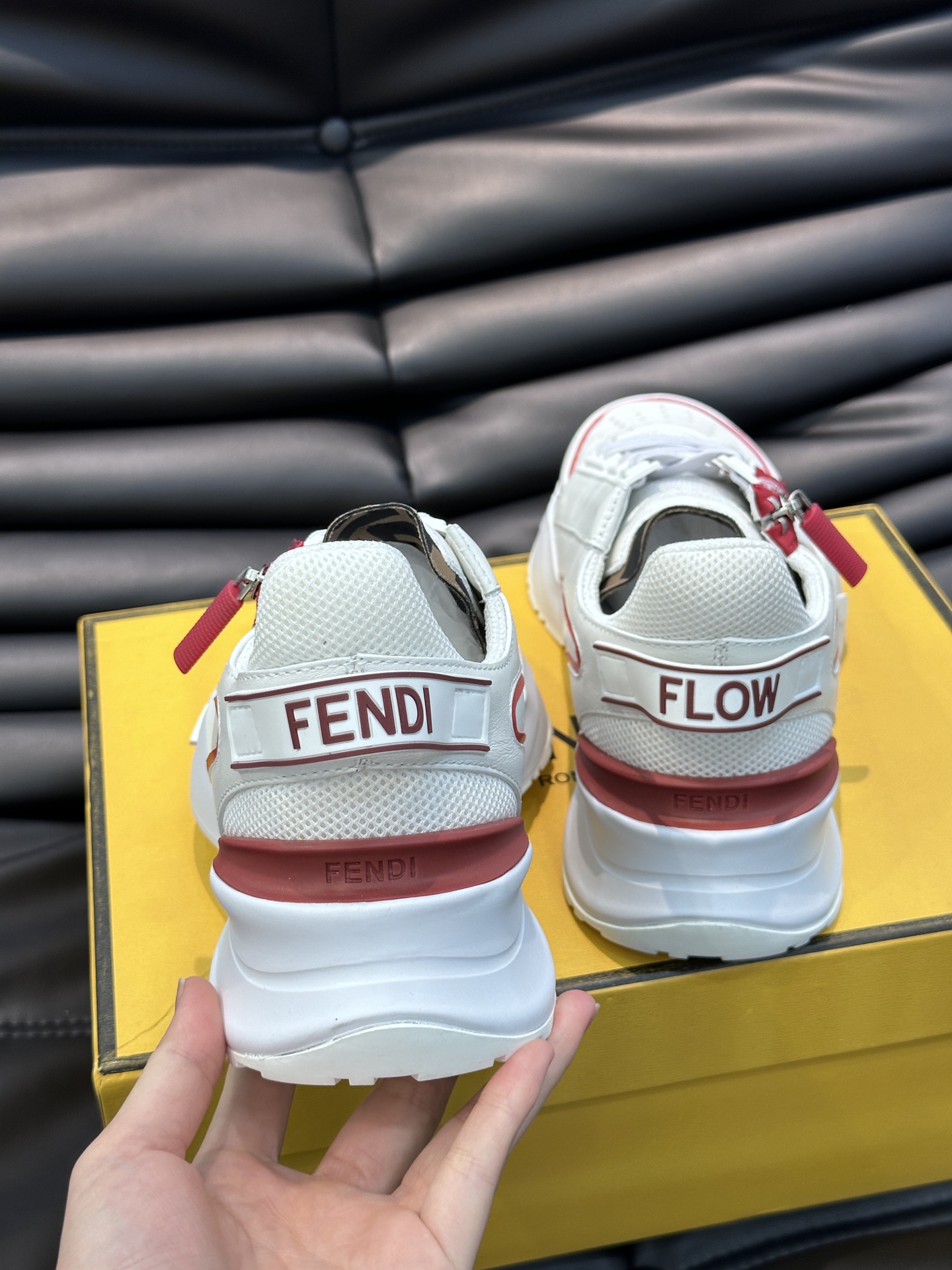 Fend*Flow男士休闲运动鞋搭配松紧带侧拉链刻有F的波纹鞋底鞋跟饰有凸纹FendiFlow字样高科技