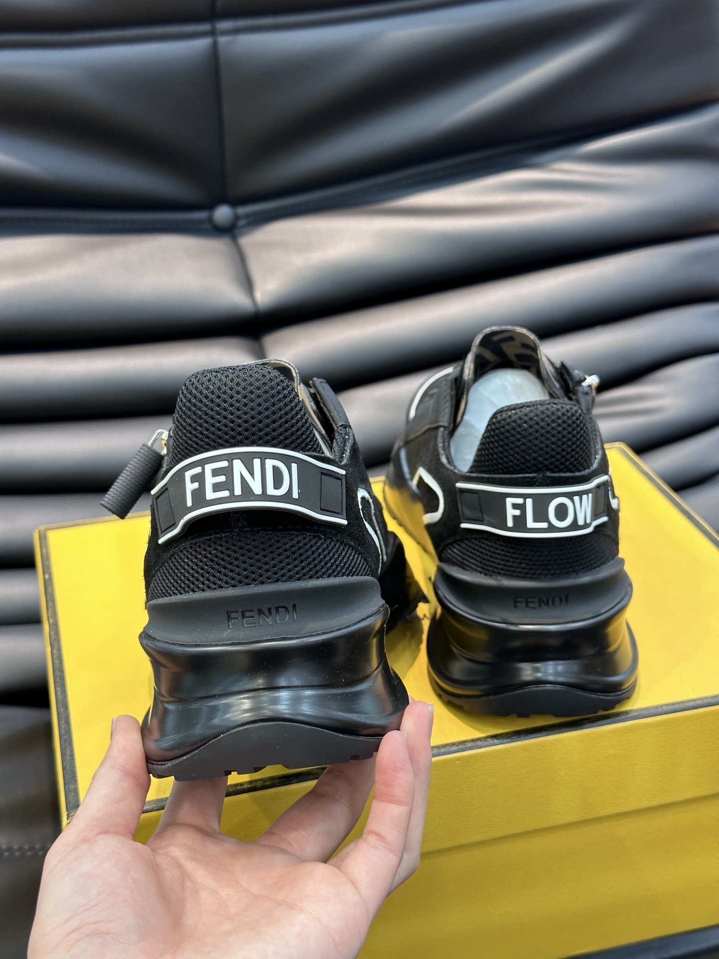 Fend*Flow男士休闲运动鞋搭配松紧带侧拉链刻有F的波纹鞋底鞋跟饰有凸纹FendiFlow字样高科技