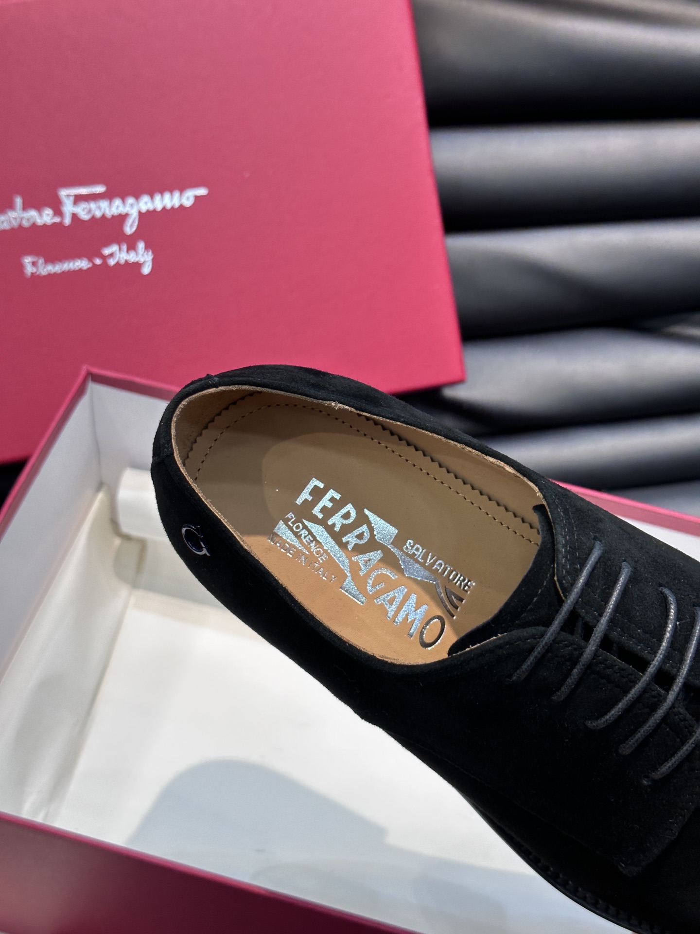 Ferragam菲拉男士商务休闲皮鞋进口牛皮严选用料只为打造更为舒适的穿着体验原版鞋楦线条修长流畅！鞋面