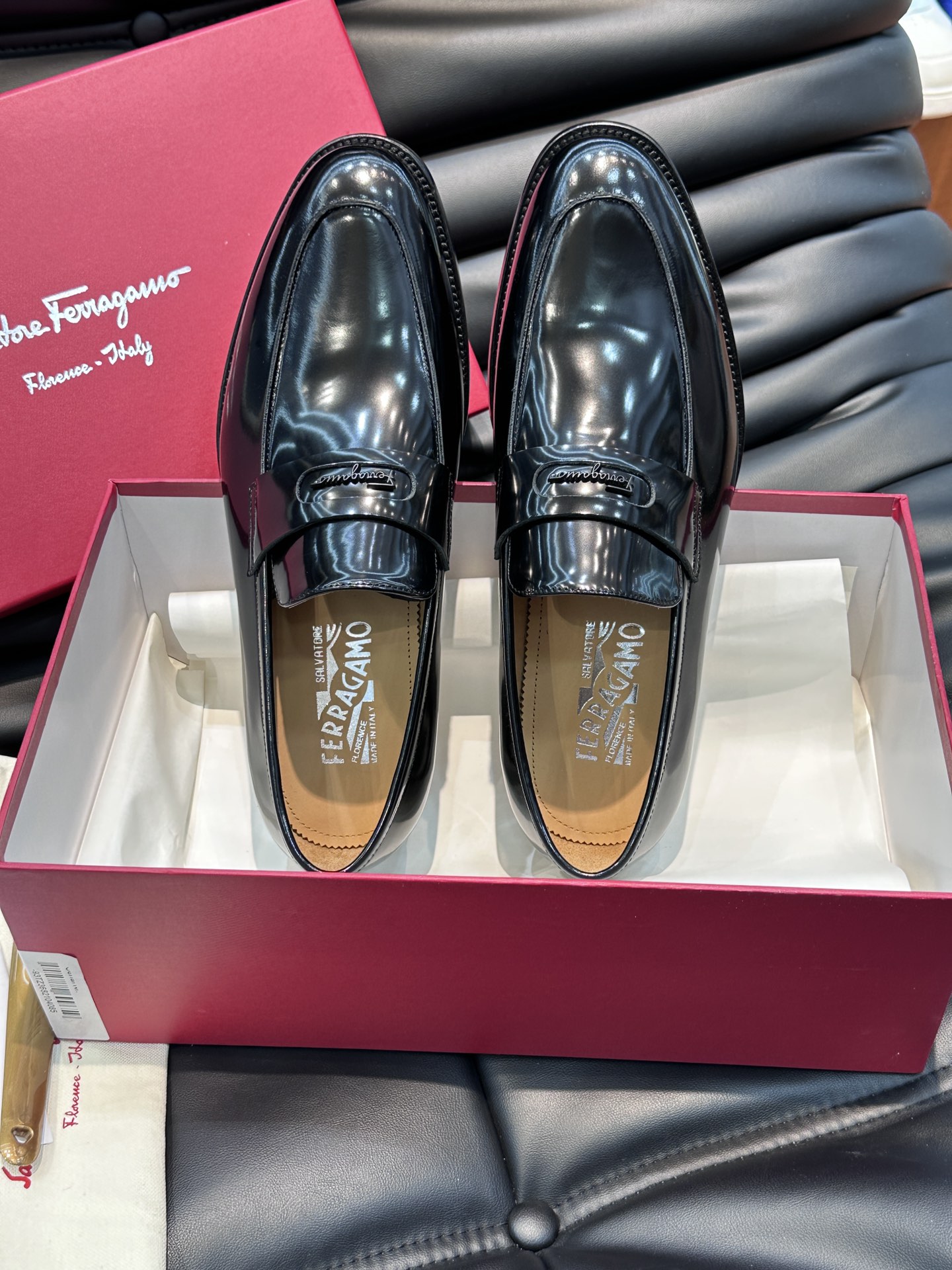 Ferragam菲拉男士商务休闲皮鞋进口牛皮严选用料只为打造更为舒适的穿着体验原版鞋楦线条修长流畅！鞋面