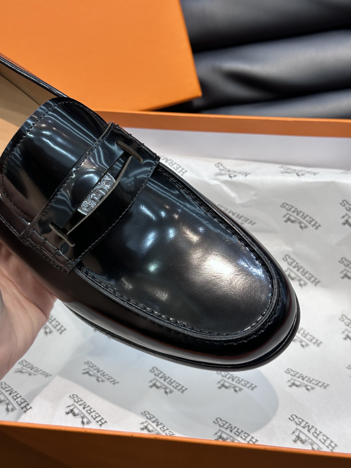 Hermes男士商务休闲皮鞋进口牛皮严选用料只为打造更为舒适的穿着体验原版鞋楦线条修长流畅！鞋面原版牛皮
