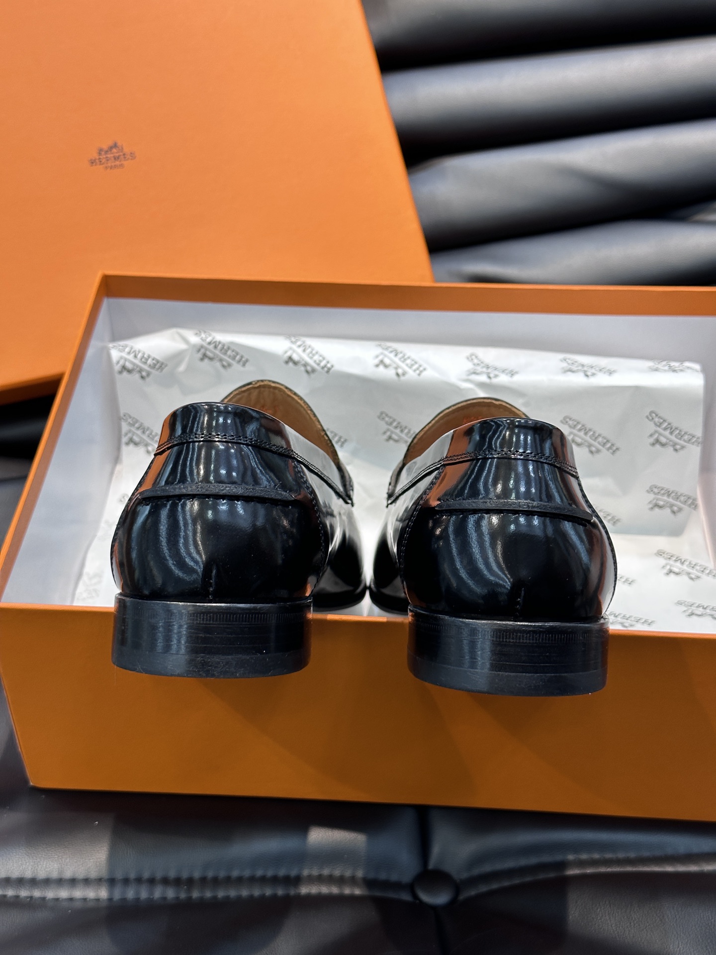 Hermes男士商务休闲皮鞋进口牛皮严选用料只为打造更为舒适的穿着体验原版鞋楦线条修长流畅！鞋面原版牛皮