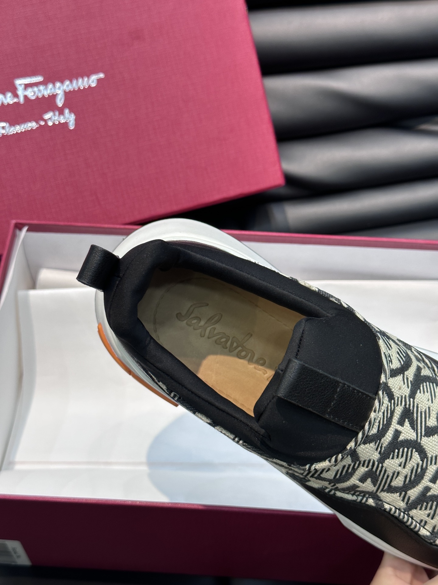 Ferragam*经典男士休闲运动鞋设有醒目的logo细节橡胶TU鞋底面整体点缀注塑品牌徽标兼备创新功能