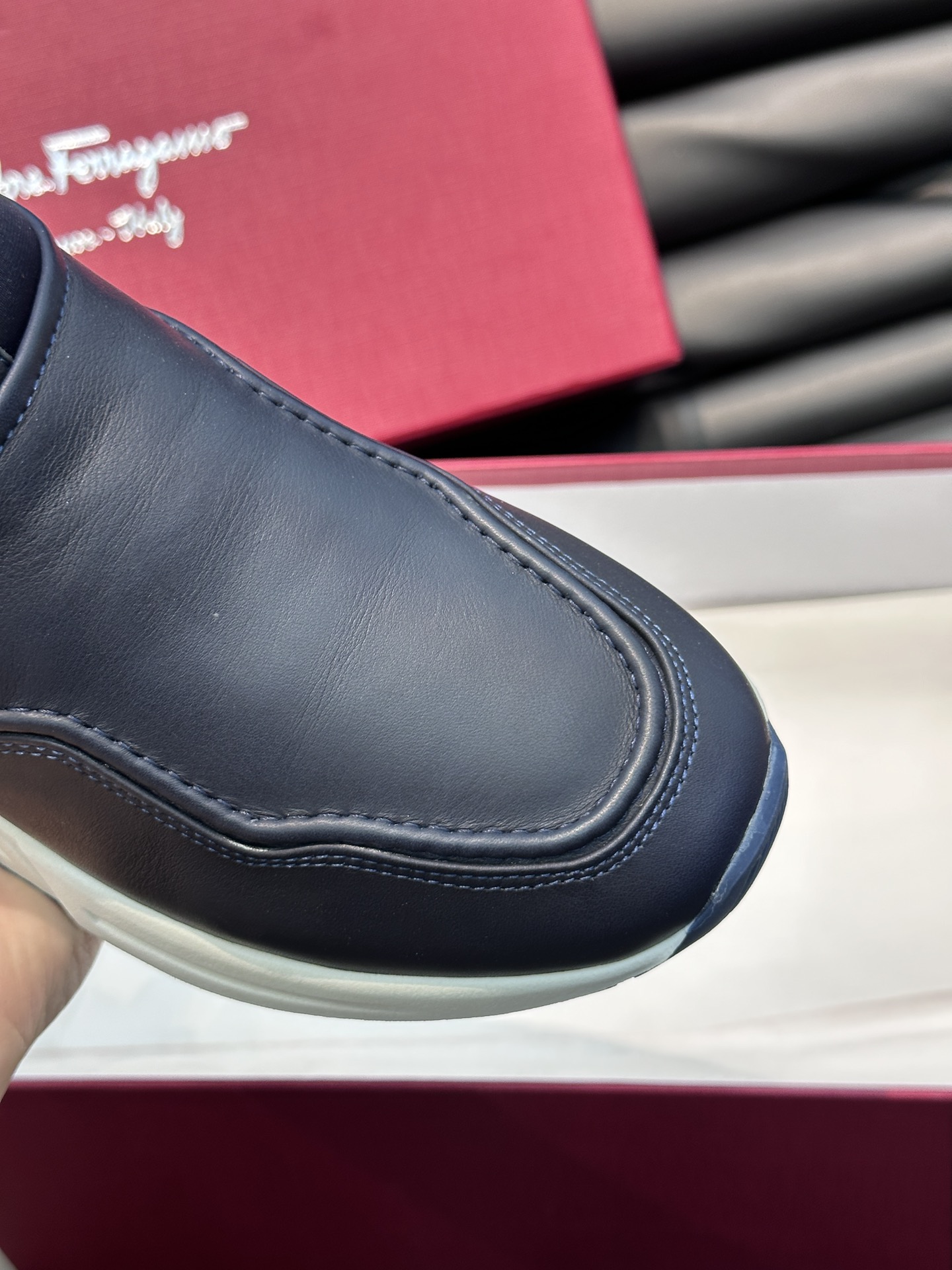 Ferragam*经典男士休闲运动鞋设有醒目的logo细节橡胶TU鞋底面整体点缀注塑品牌徽标兼备创新功能