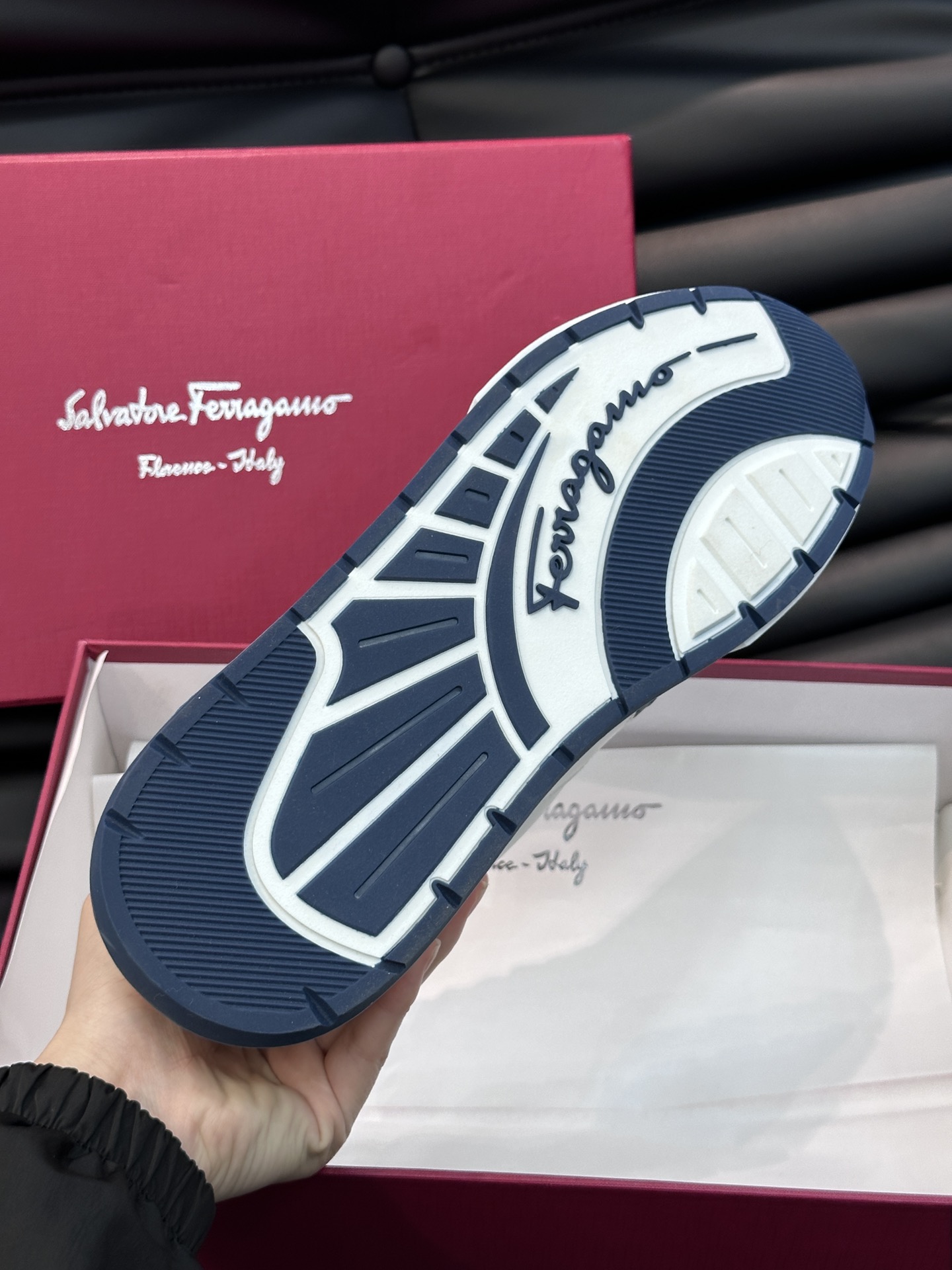 Ferraga*菲拉格慕男士高端休闲鞋高工艺饰以纹理精致细节漩涡图案丰富且满蕴活力巧妙演绎造型别致嵌饰小