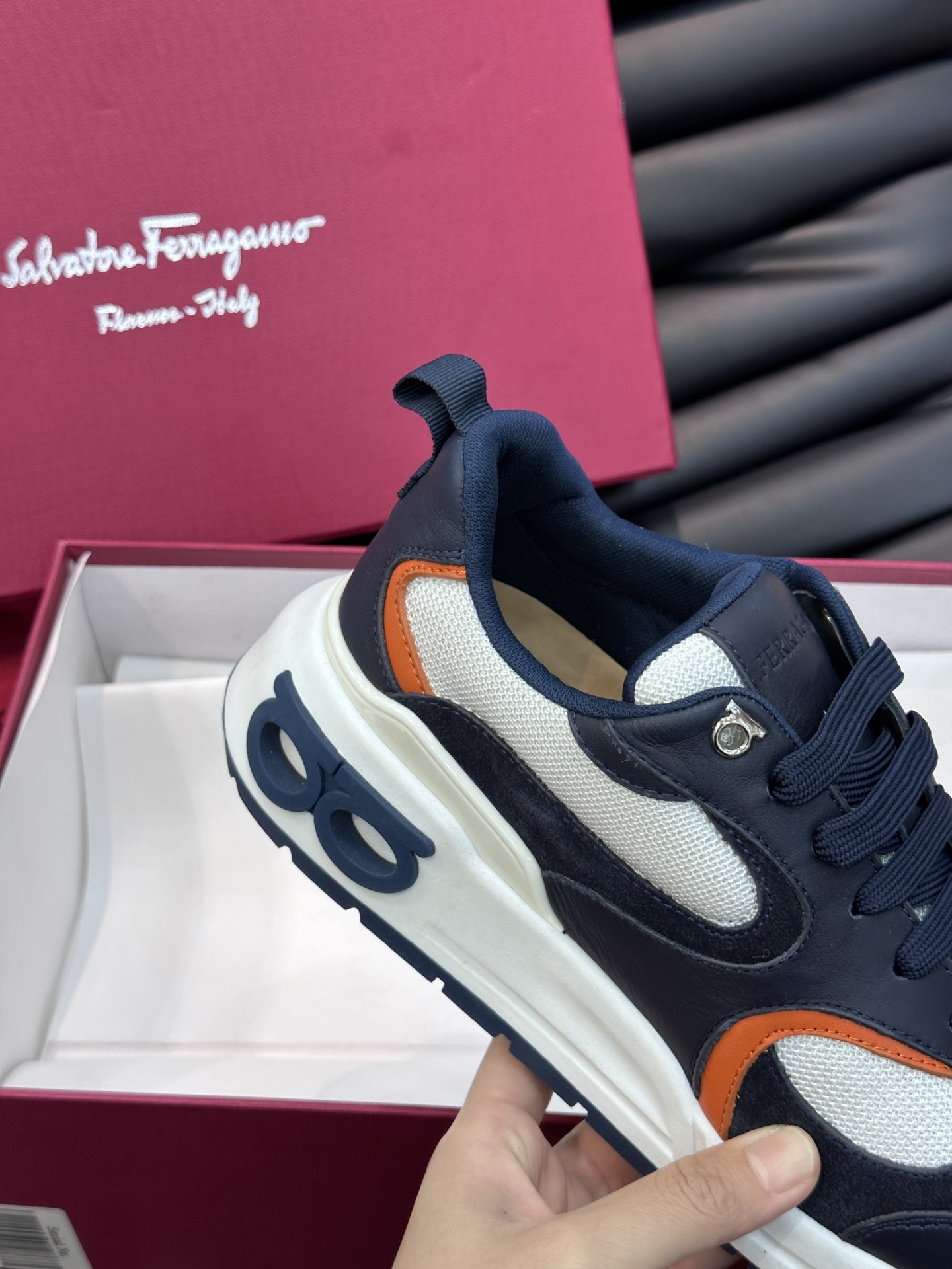 Ferraga*菲拉格慕男士高端休闲鞋高工艺饰以纹理精致细节漩涡图案丰富且满蕴活力巧妙演绎造型别致嵌饰小