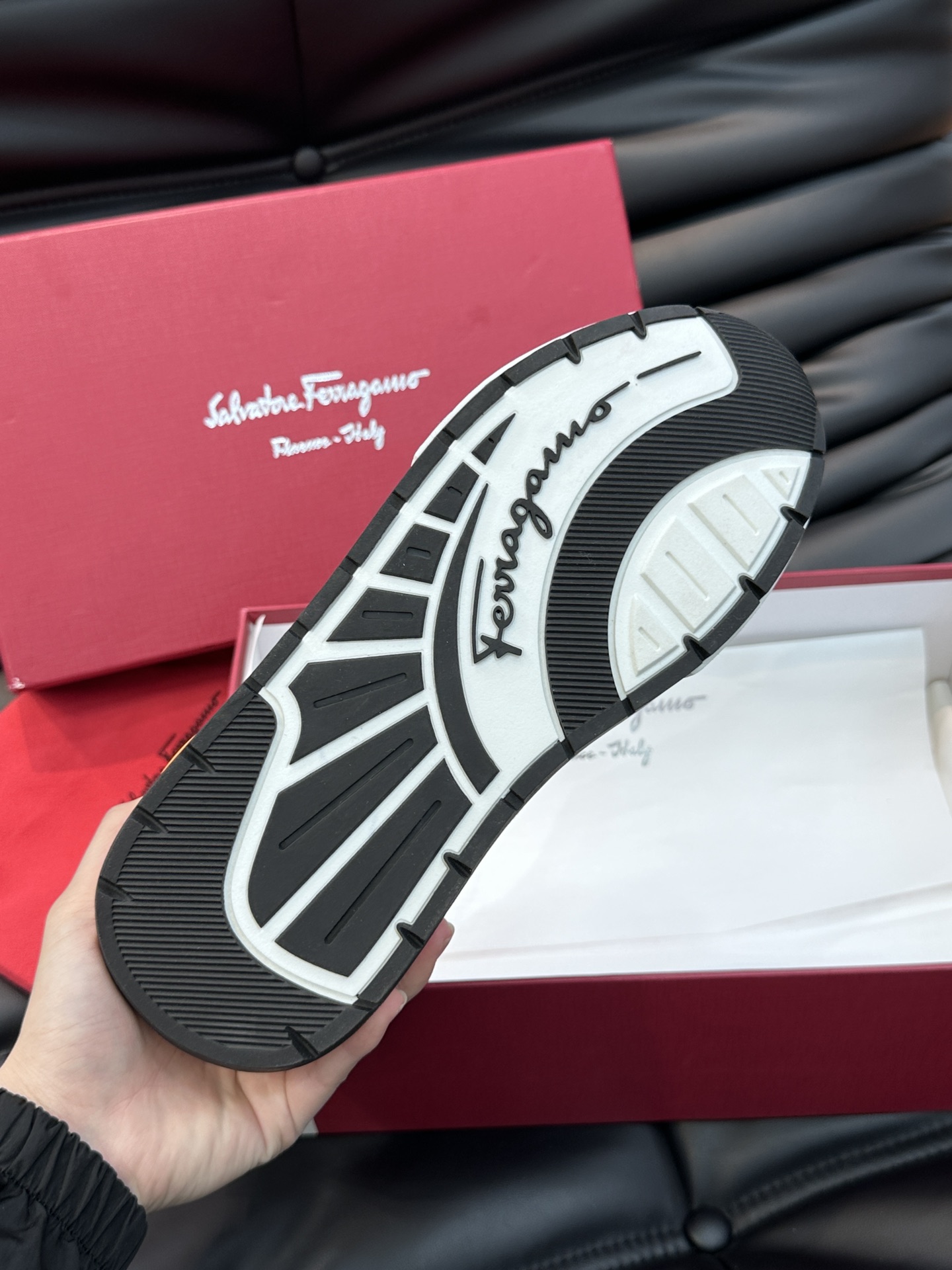 Ferraga*菲拉格慕男士高端休闲鞋高工艺饰以纹理精致细节漩涡图案丰富且满蕴活力巧妙演绎造型别致嵌饰小